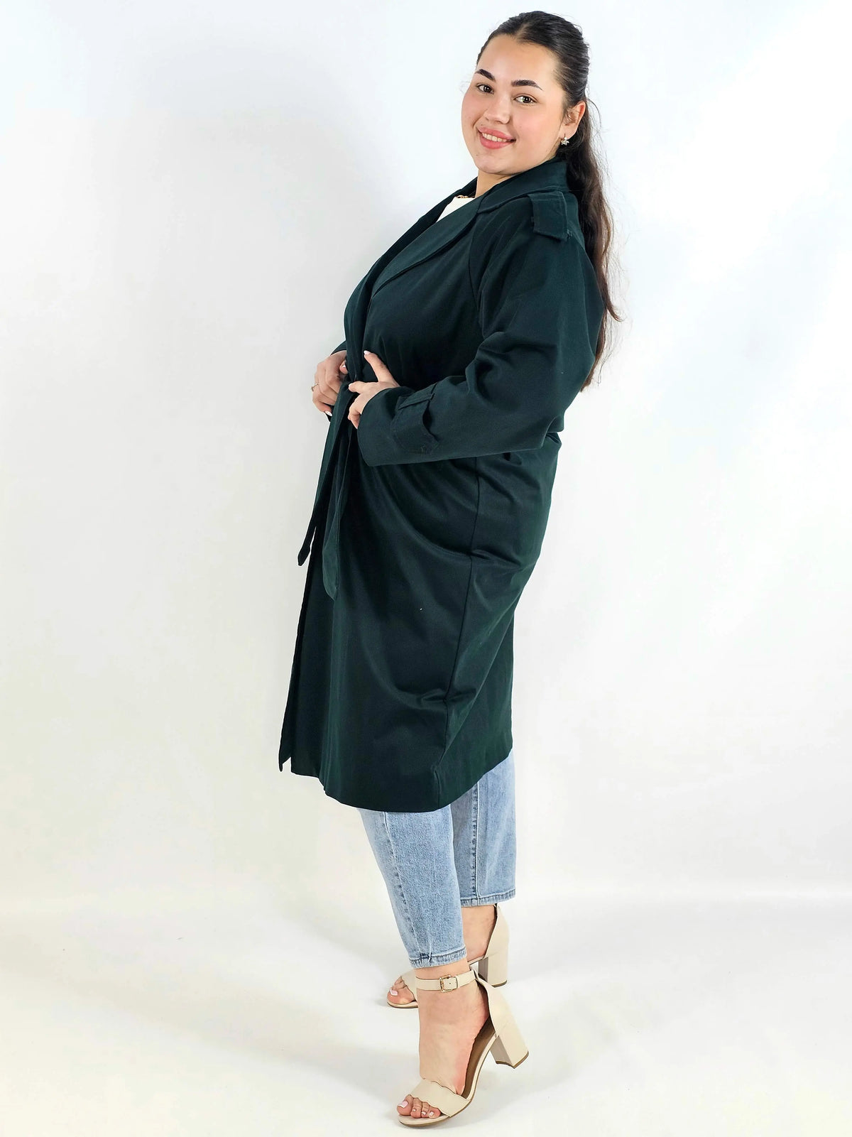 Klasyczny trencz – elegancki płaszcz dla każdej kobiety | Stylowa XL Stylowa XL