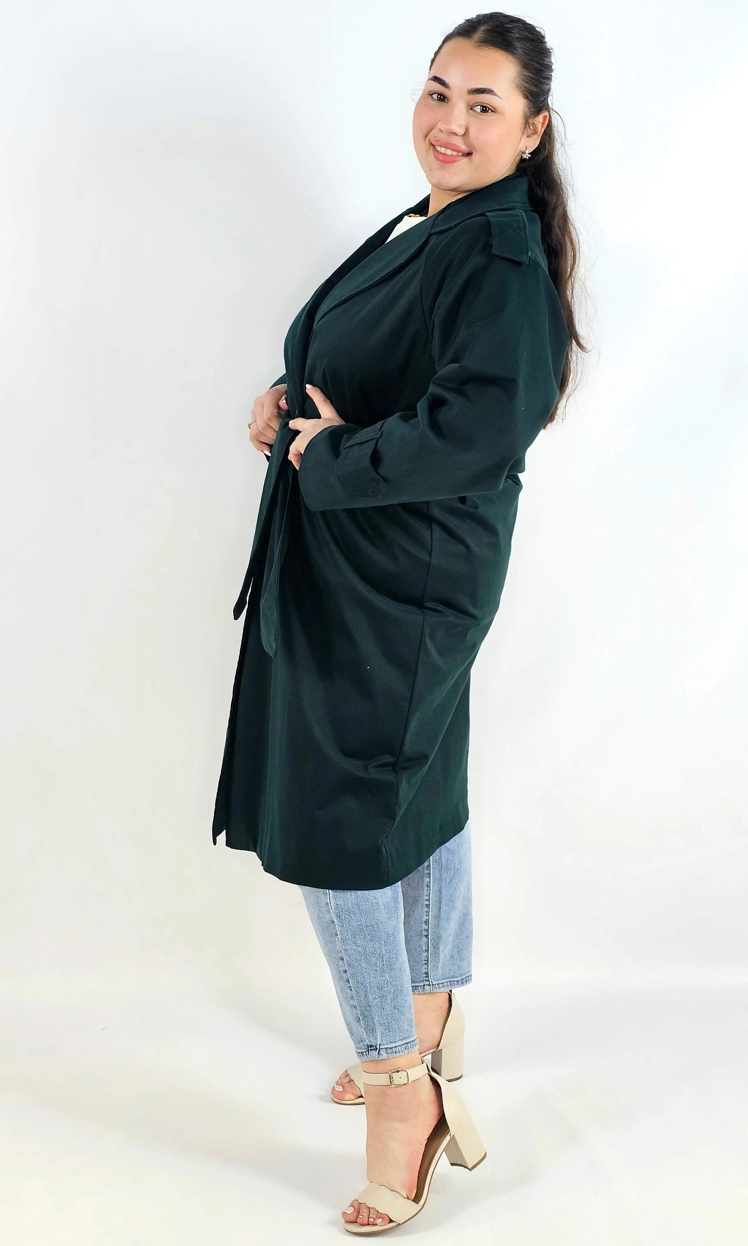Klasyczny trencz – elegancki płaszcz dla każdej kobiety | Stylowa XL Stylowa XL