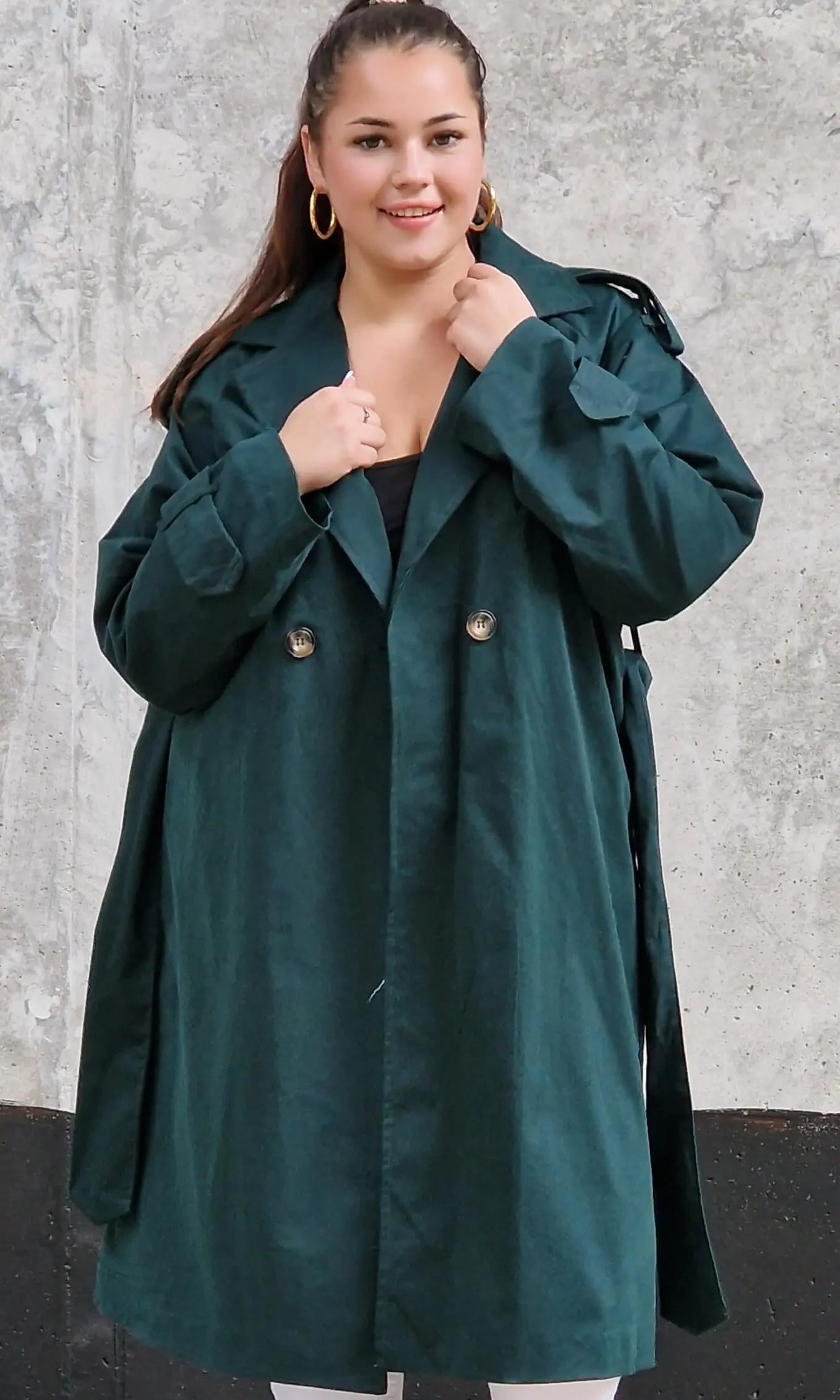 Klasyczny trencz – elegancki płaszcz dla każdej kobiety | Stylowa XL Stylowa XL