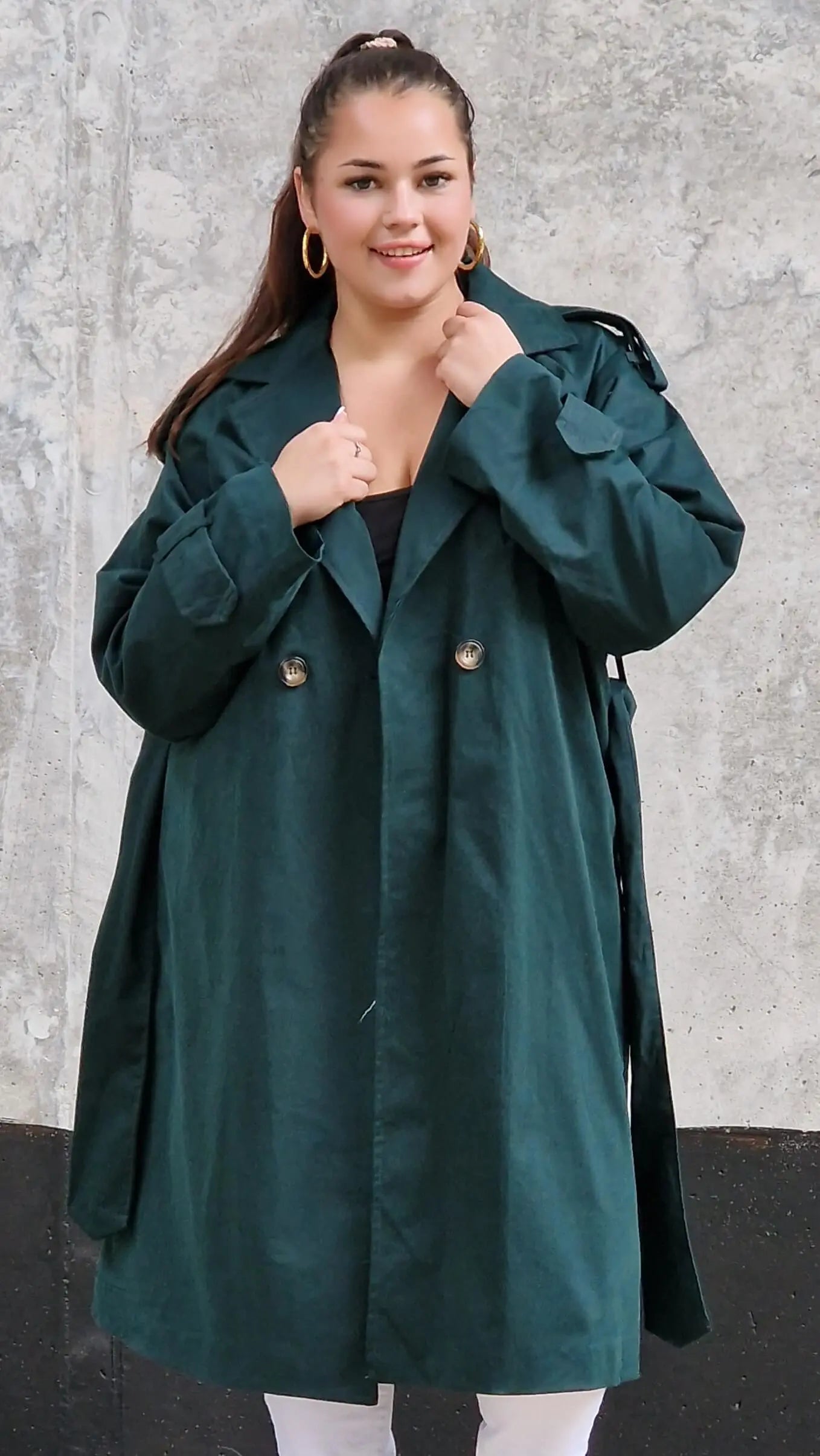 Klasyczny trencz – elegancki płaszcz dla każdej kobiety | Stylowa XL Stylowa XL