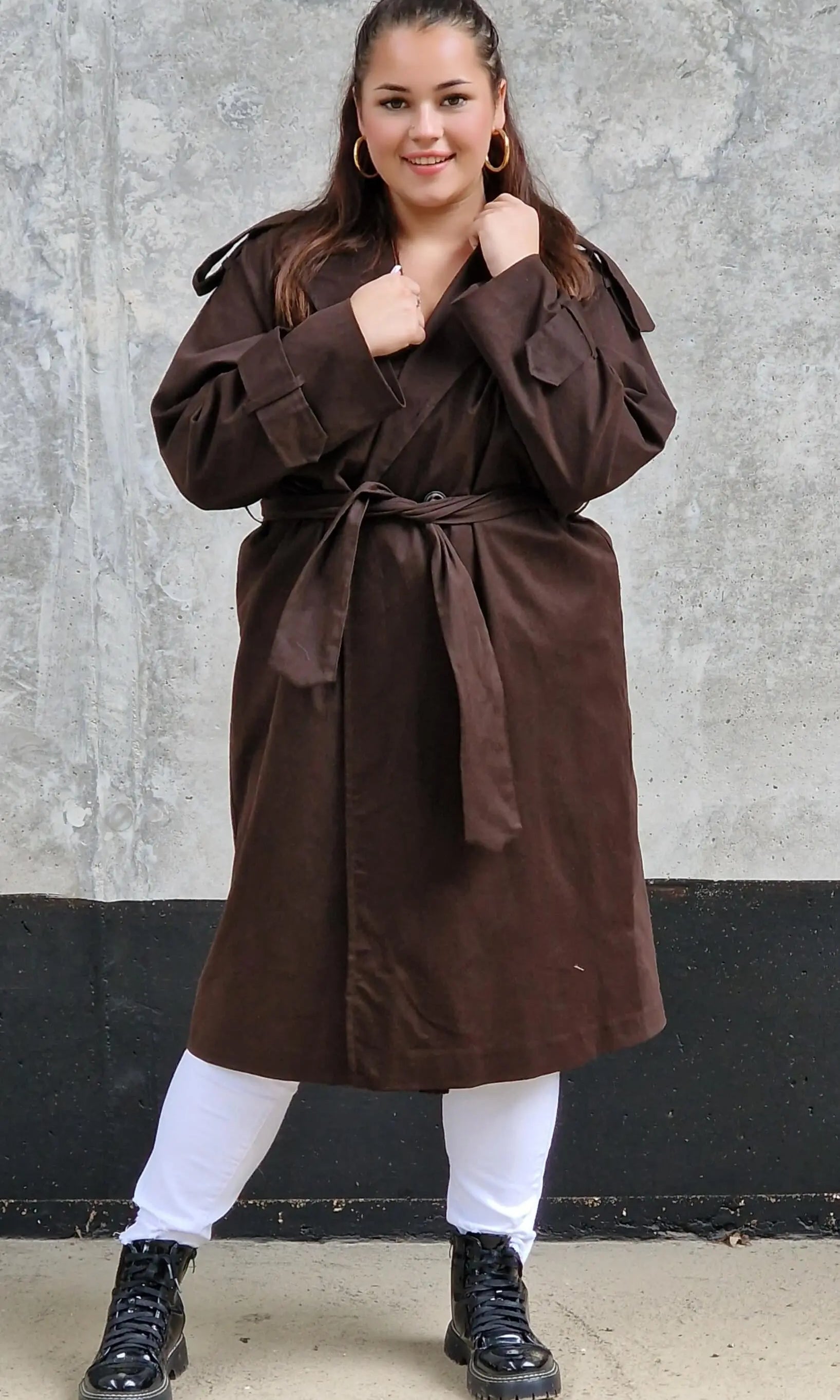 Klasyczny trencz – elegancki płaszcz dla każdej kobiety | Stylowa XL Stylowa XL