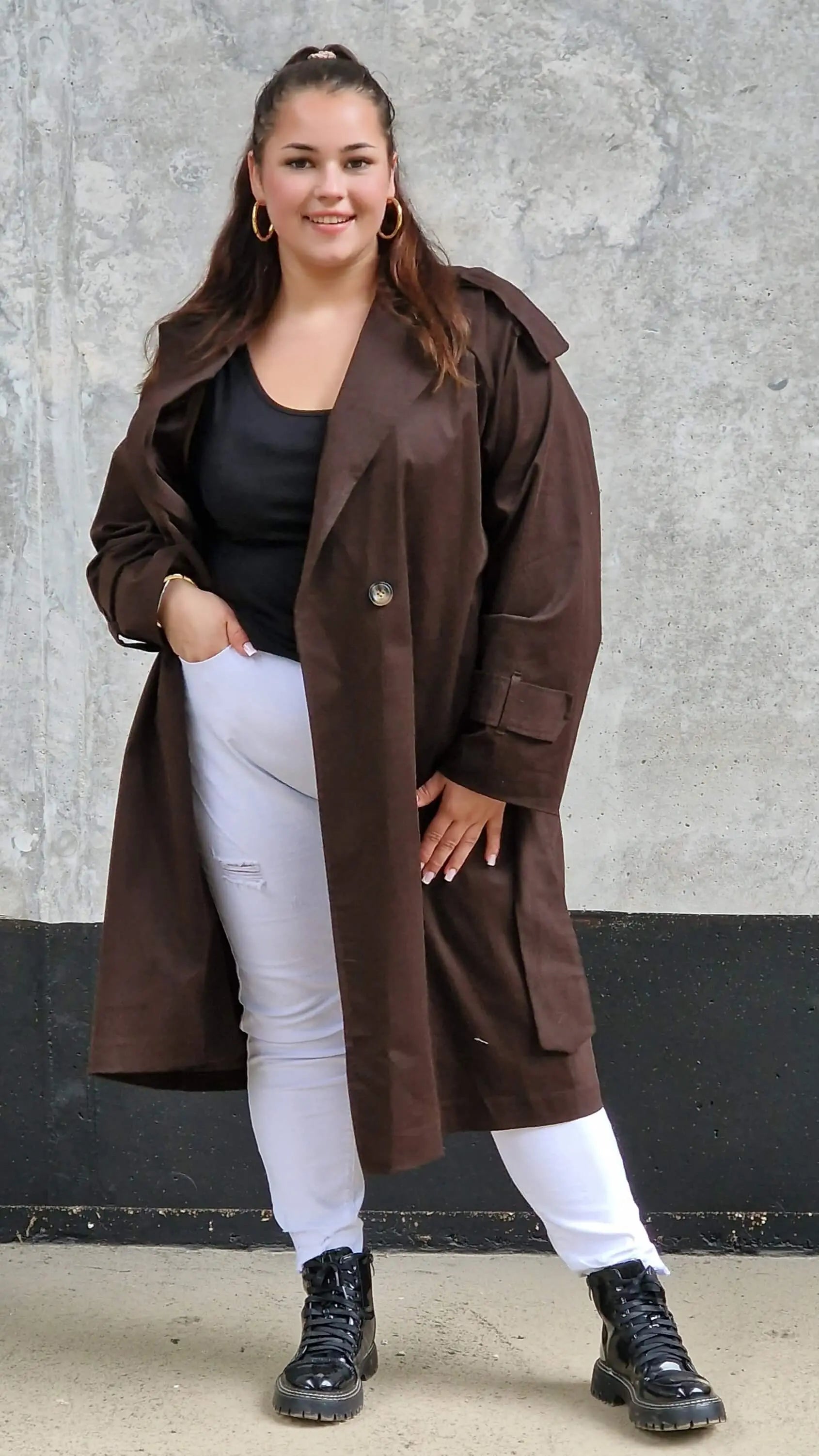 Klasyczny trencz – elegancki płaszcz dla każdej kobiety | Stylowa XL Stylowa XL