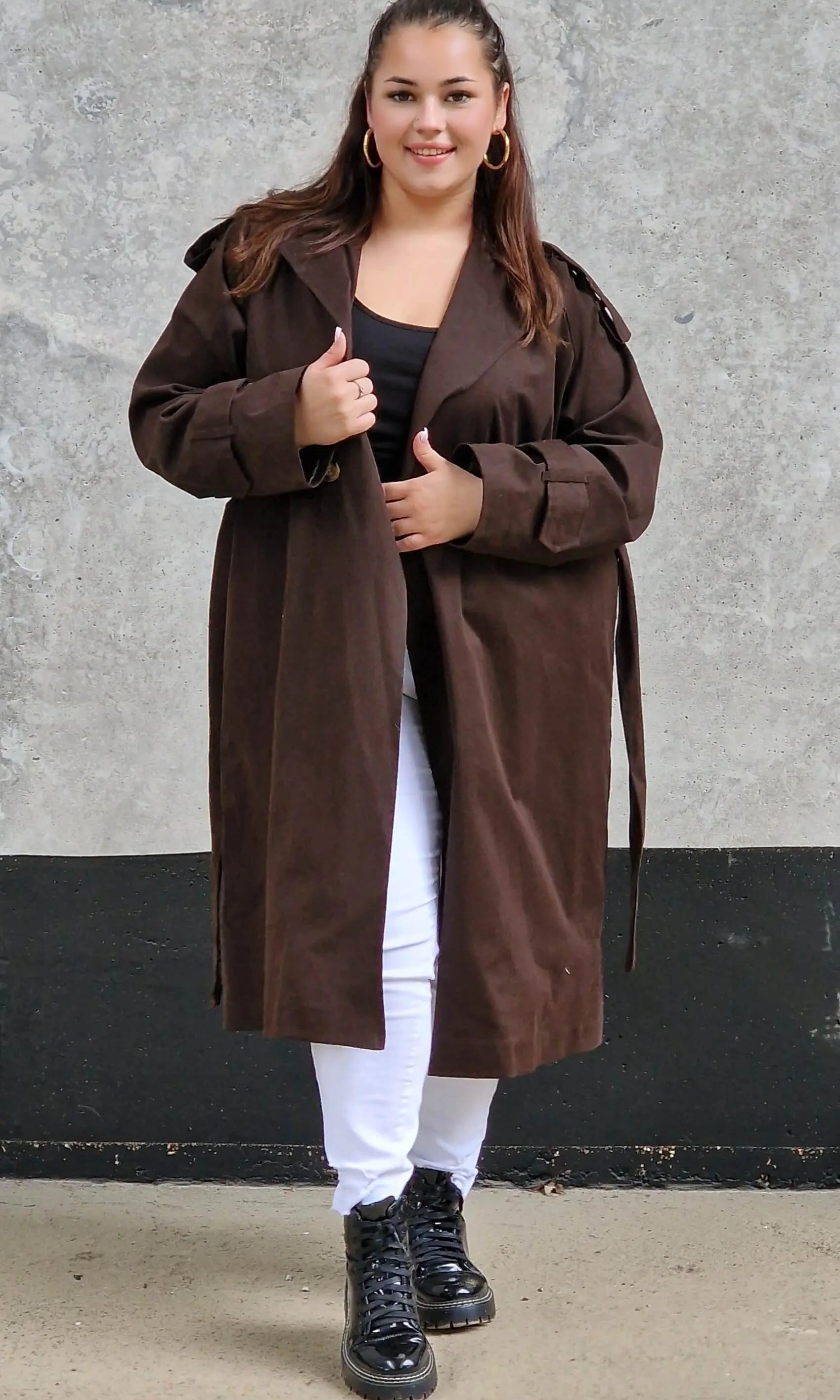 Klasyczny trencz – elegancki płaszcz dla każdej kobiety | Stylowa XL Stylowa XL