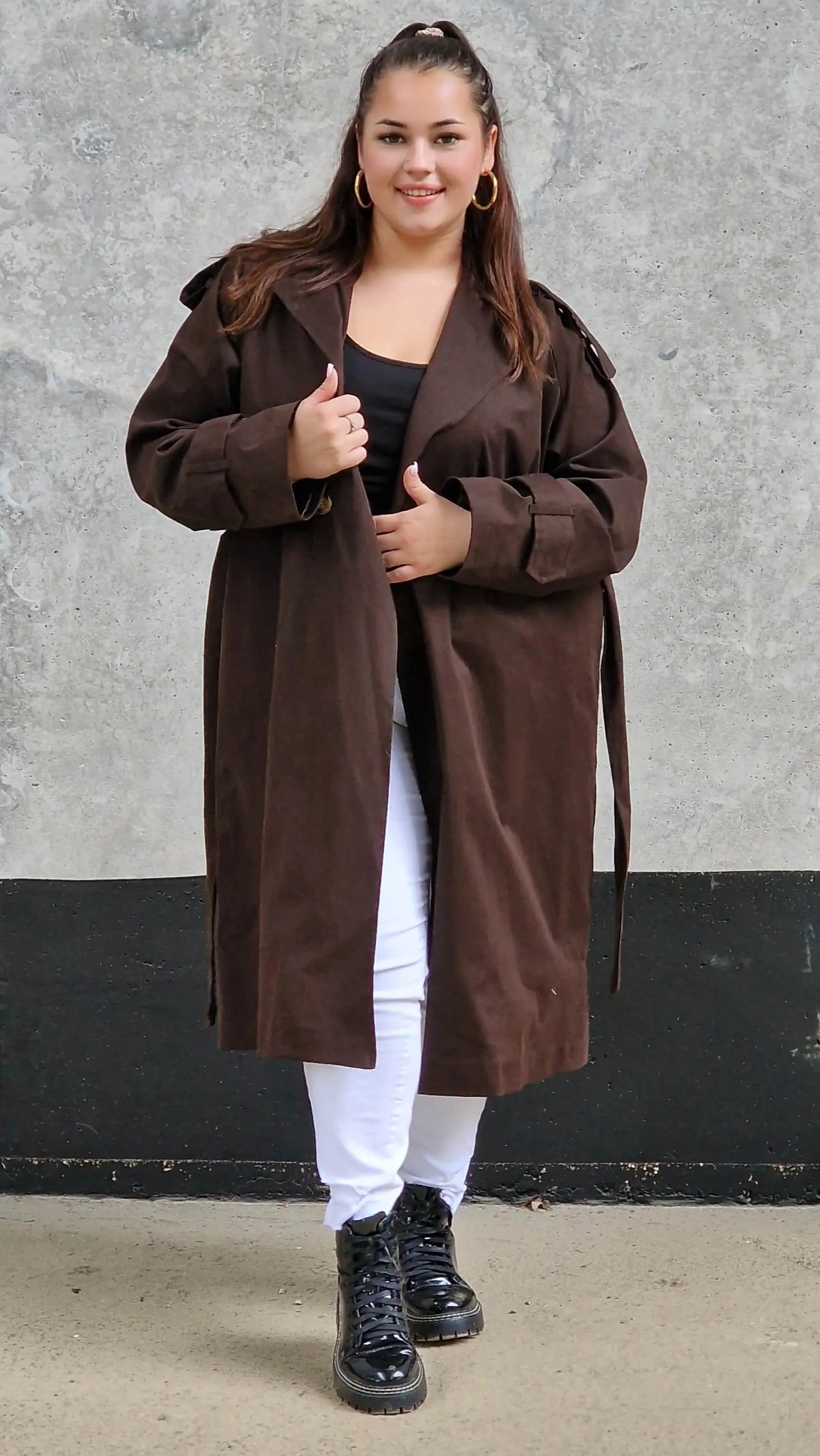 Klasyczny trencz – elegancki płaszcz dla każdej kobiety | Stylowa XL Stylowa XL