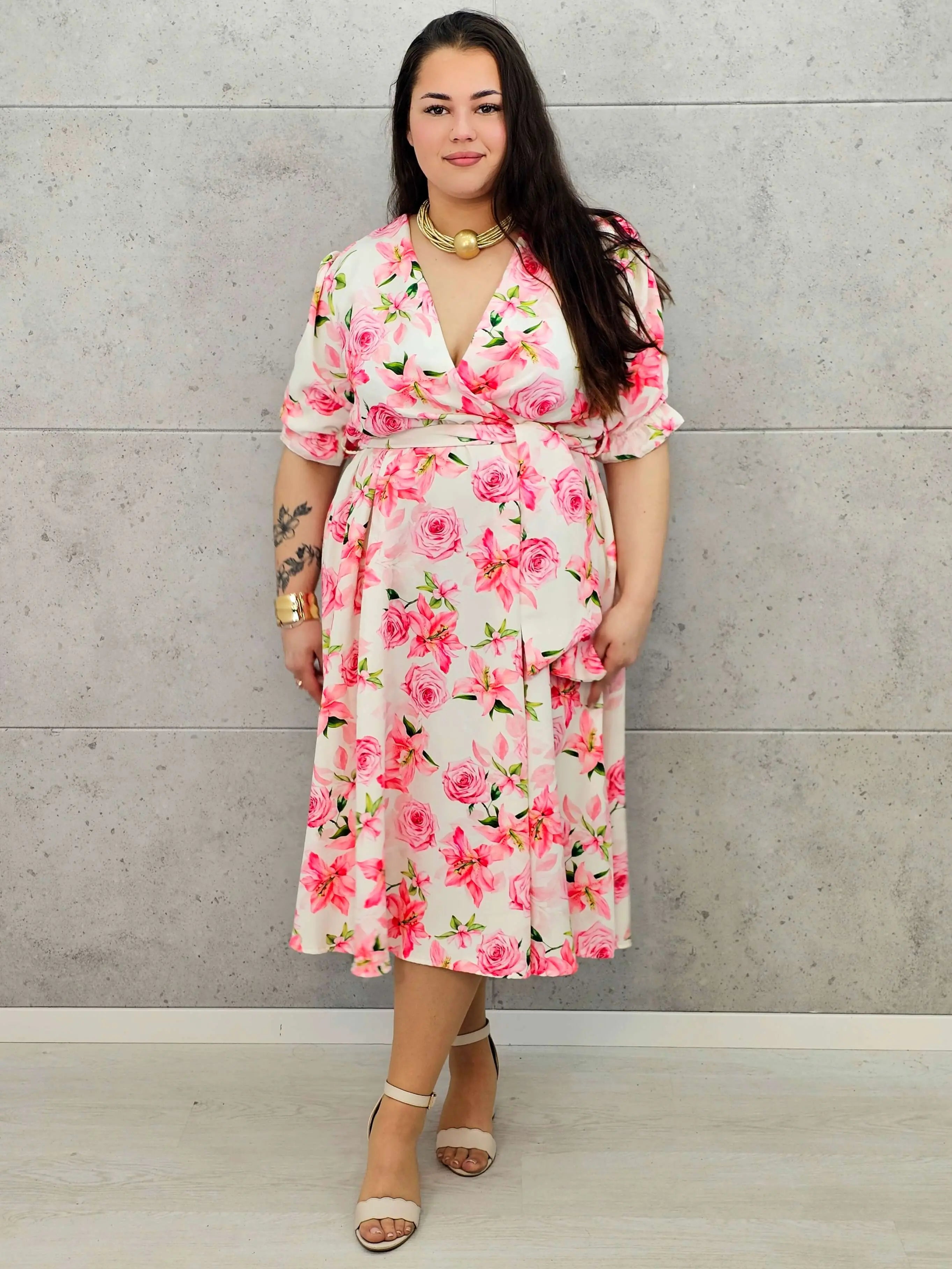 Kobieca sukienka plus size w kwiaty róży z kopertowym dekoltem- trzy kolory Stylowa XL