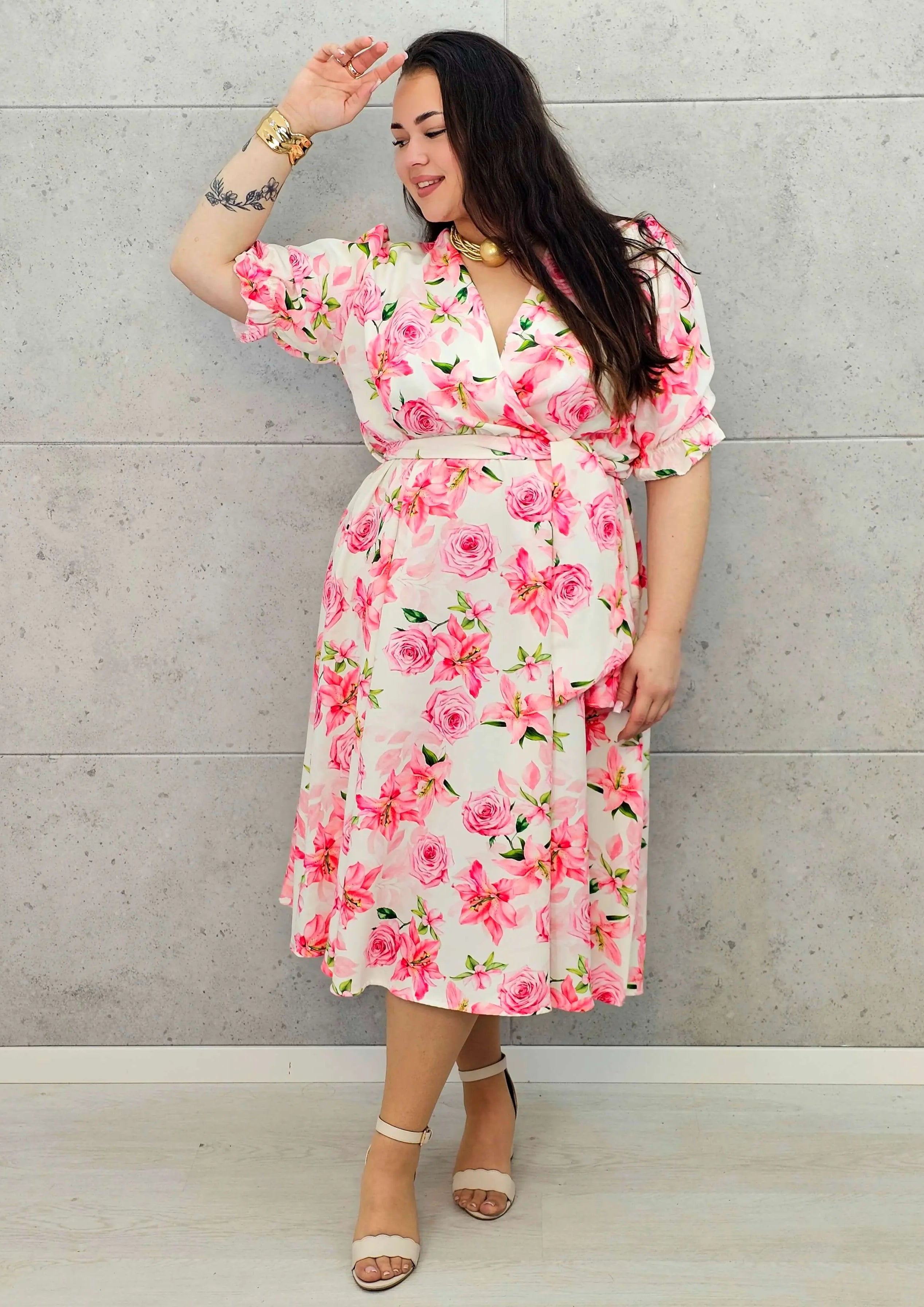 Kobieca sukienka plus size w kwiaty róży z kopertowym dekoltem- trzy kolory Stylowa XL