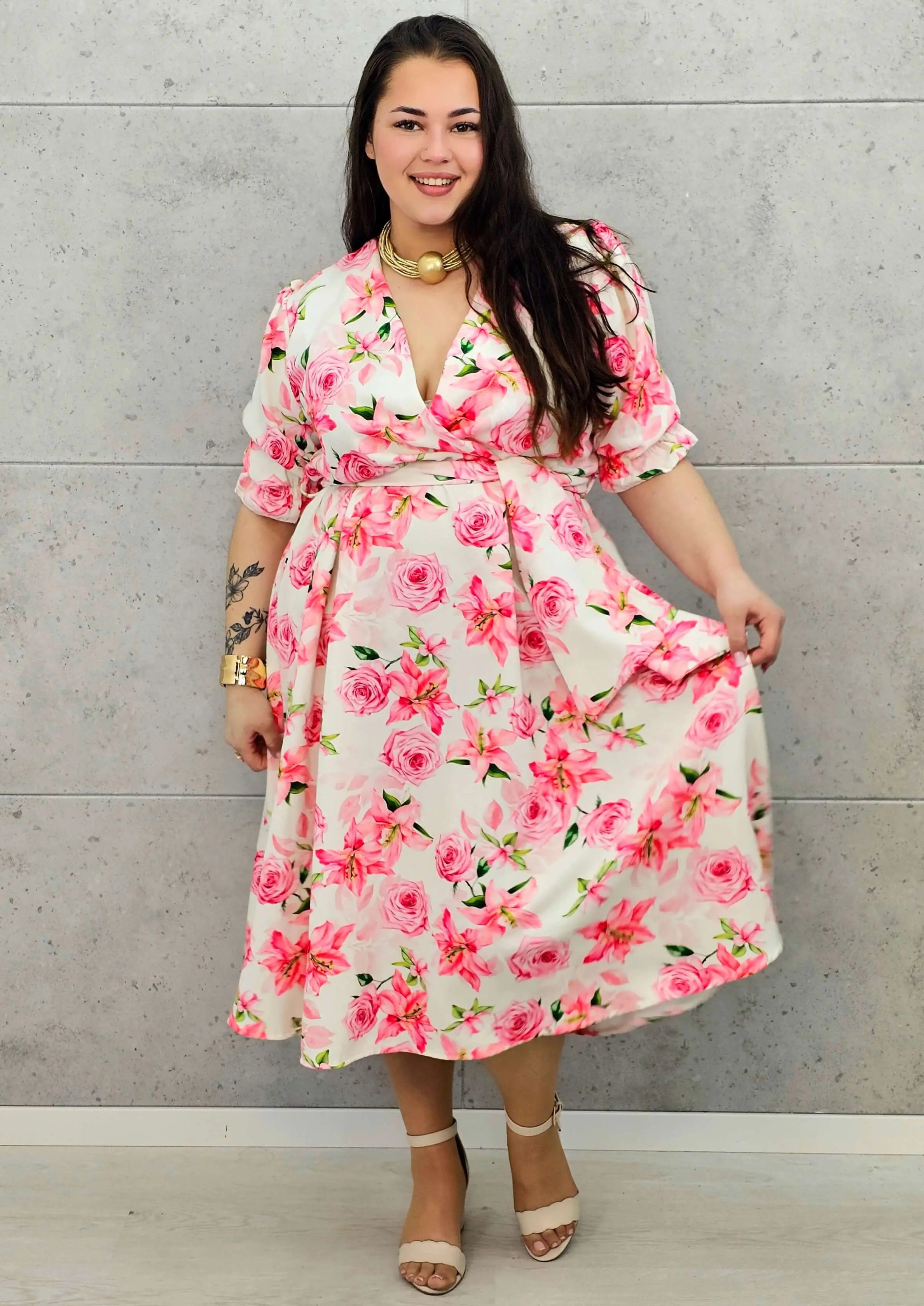 Kobieca sukienka plus size w kwiaty róży z kopertowym dekoltem- trzy kolory Stylowa XL