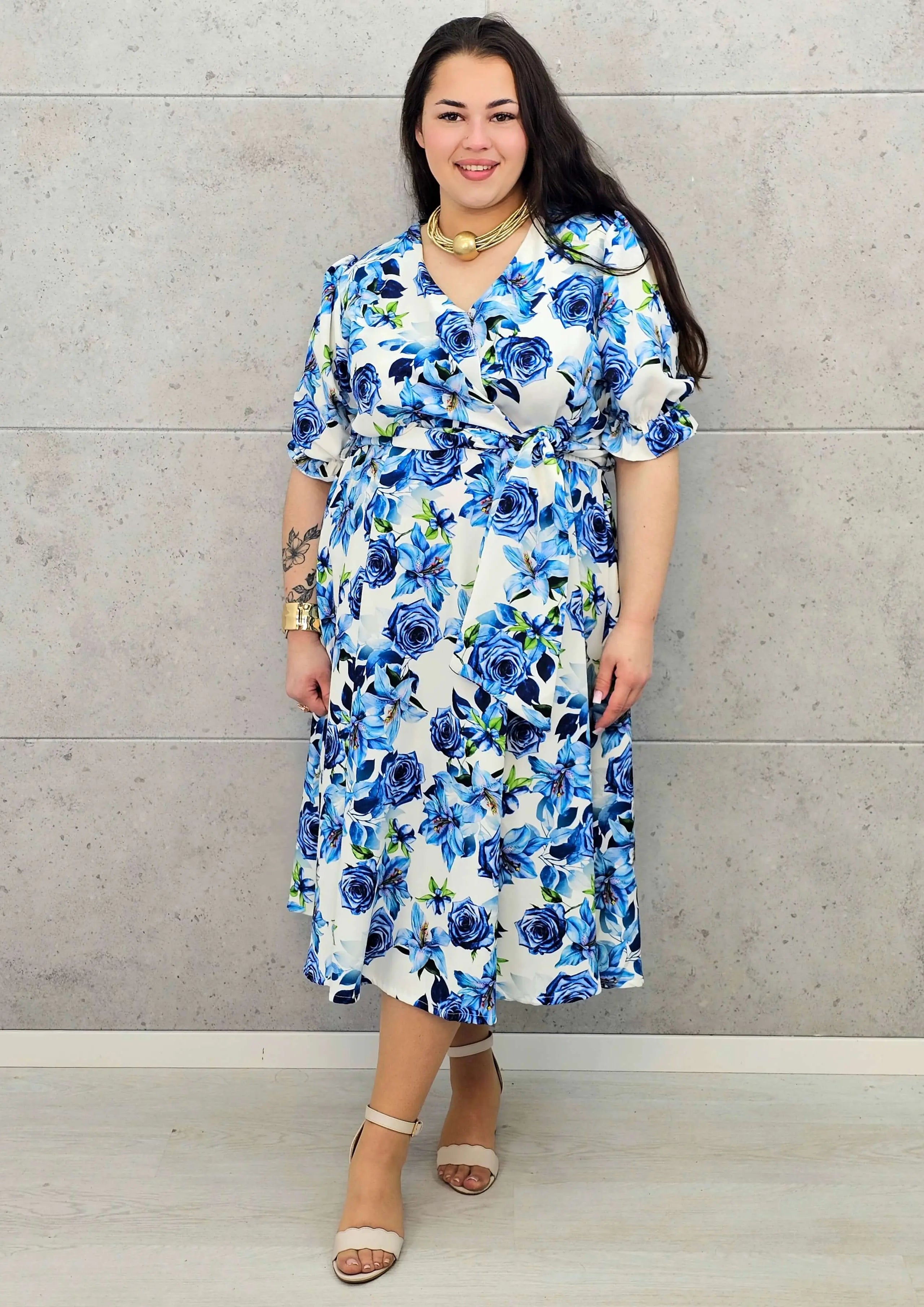 Kobieca sukienka plus size w kwiaty róży z kopertowym dekoltem- trzy kolory Stylowa XL