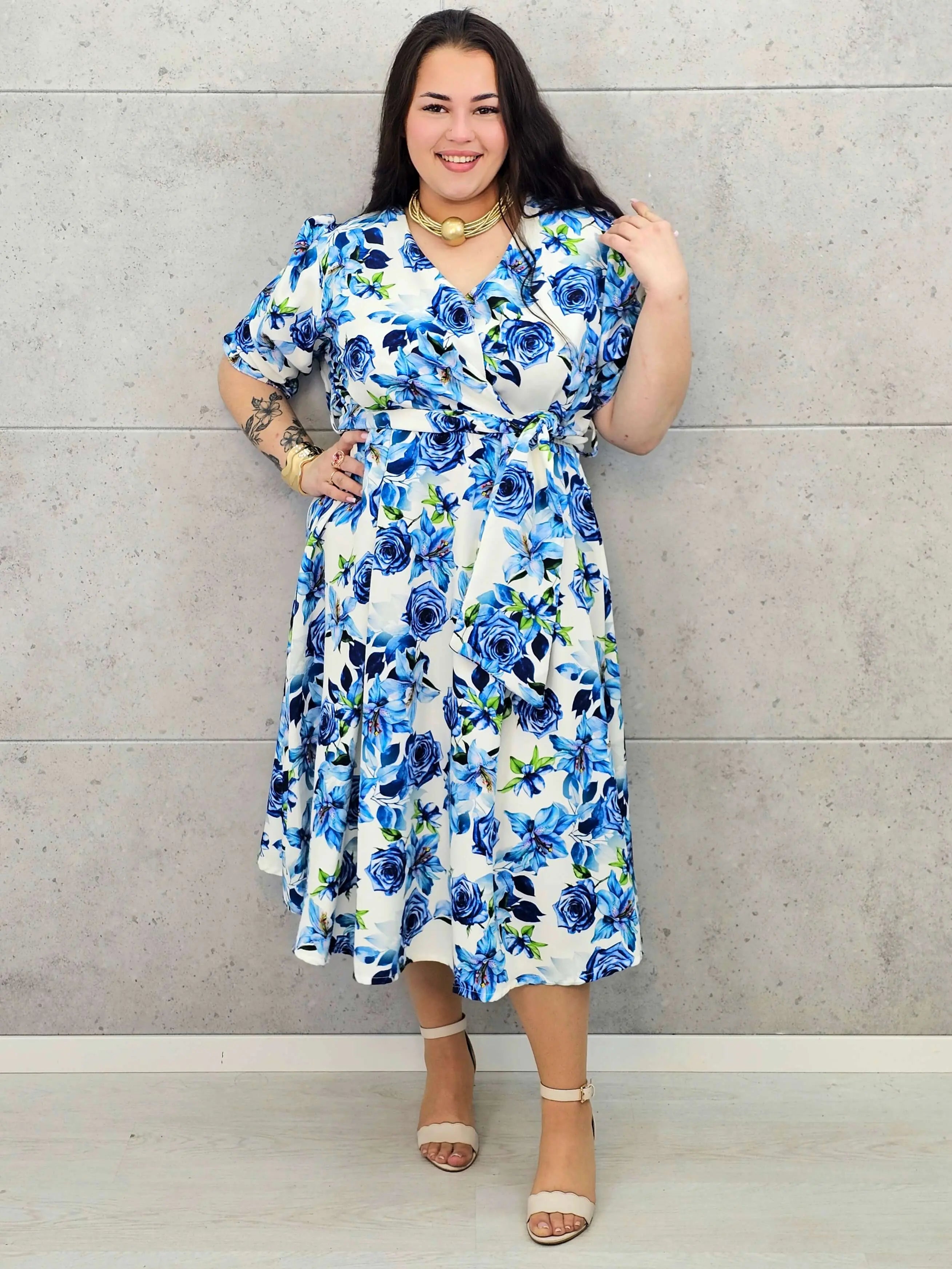 Kobieca sukienka plus size w kwiaty róży z kopertowym dekoltem- trzy kolory Stylowa XL