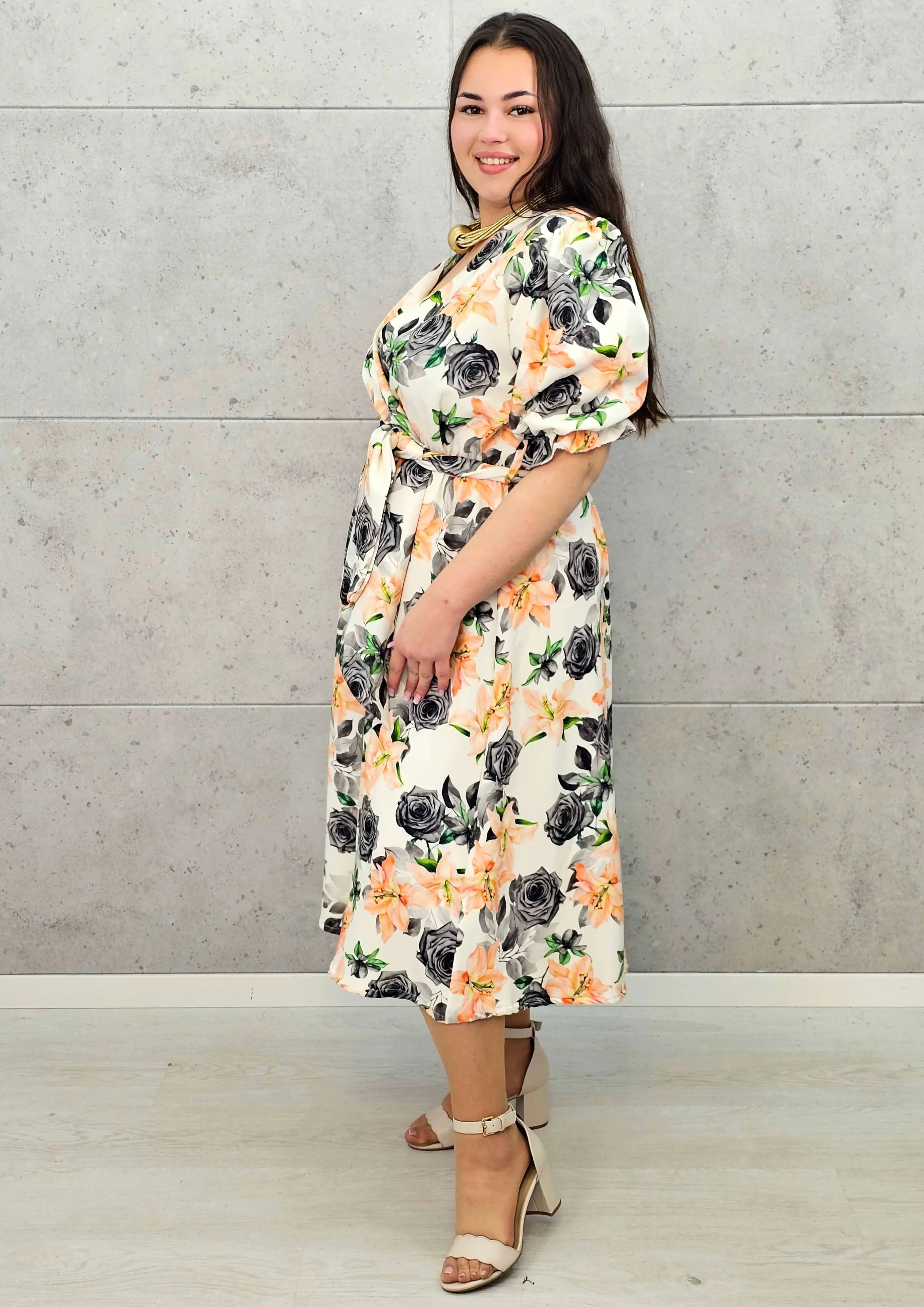 Kobieca sukienka plus size w kwiaty róży z kopertowym dekoltem- trzy kolory Stylowa XL