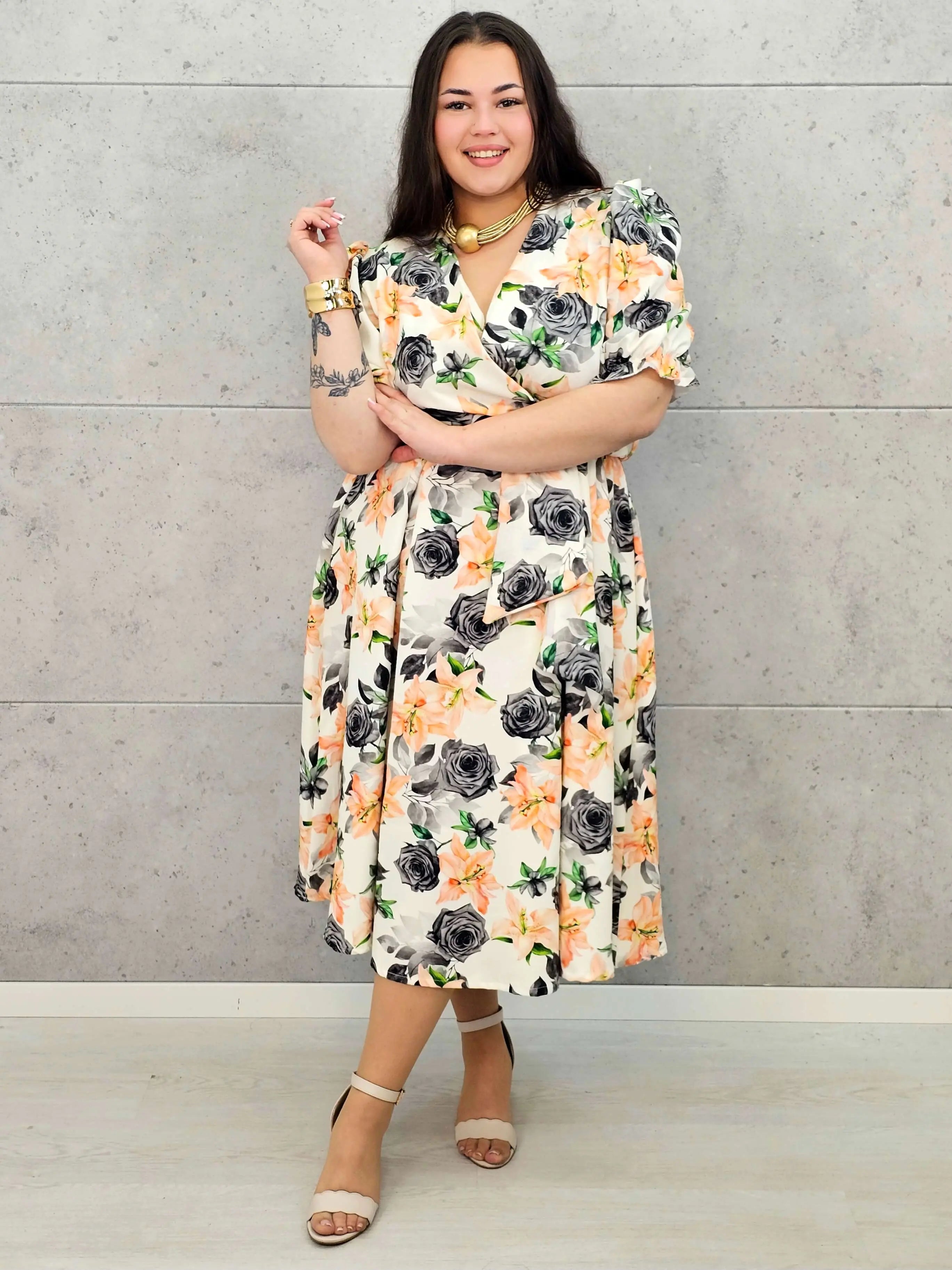 Kobieca sukienka plus size w kwiaty róży z kopertowym dekoltem- trzy kolory Stylowa XL