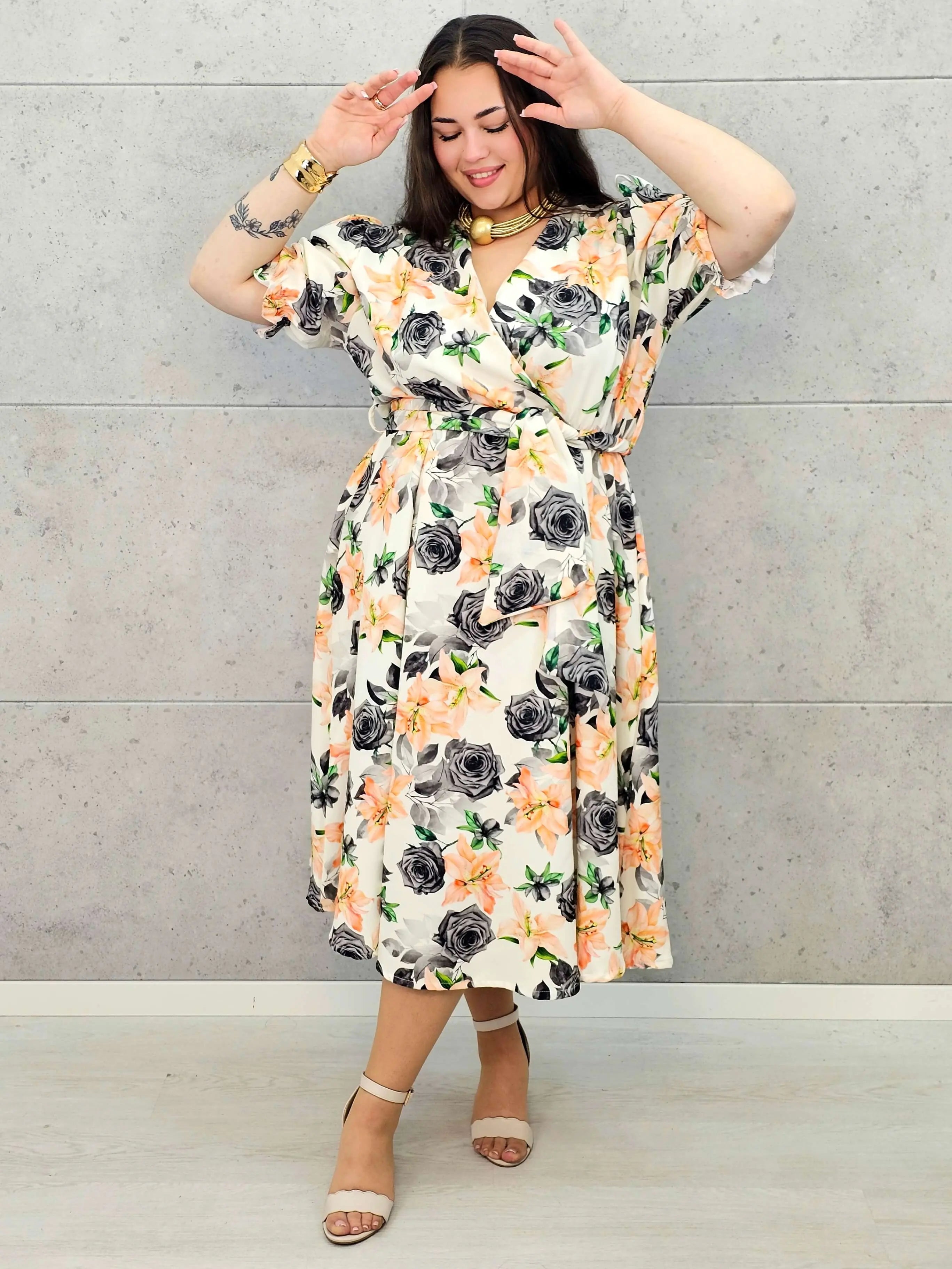 Kobieca sukienka plus size w kwiaty róży z kopertowym dekoltem- trzy kolory Stylowa XL