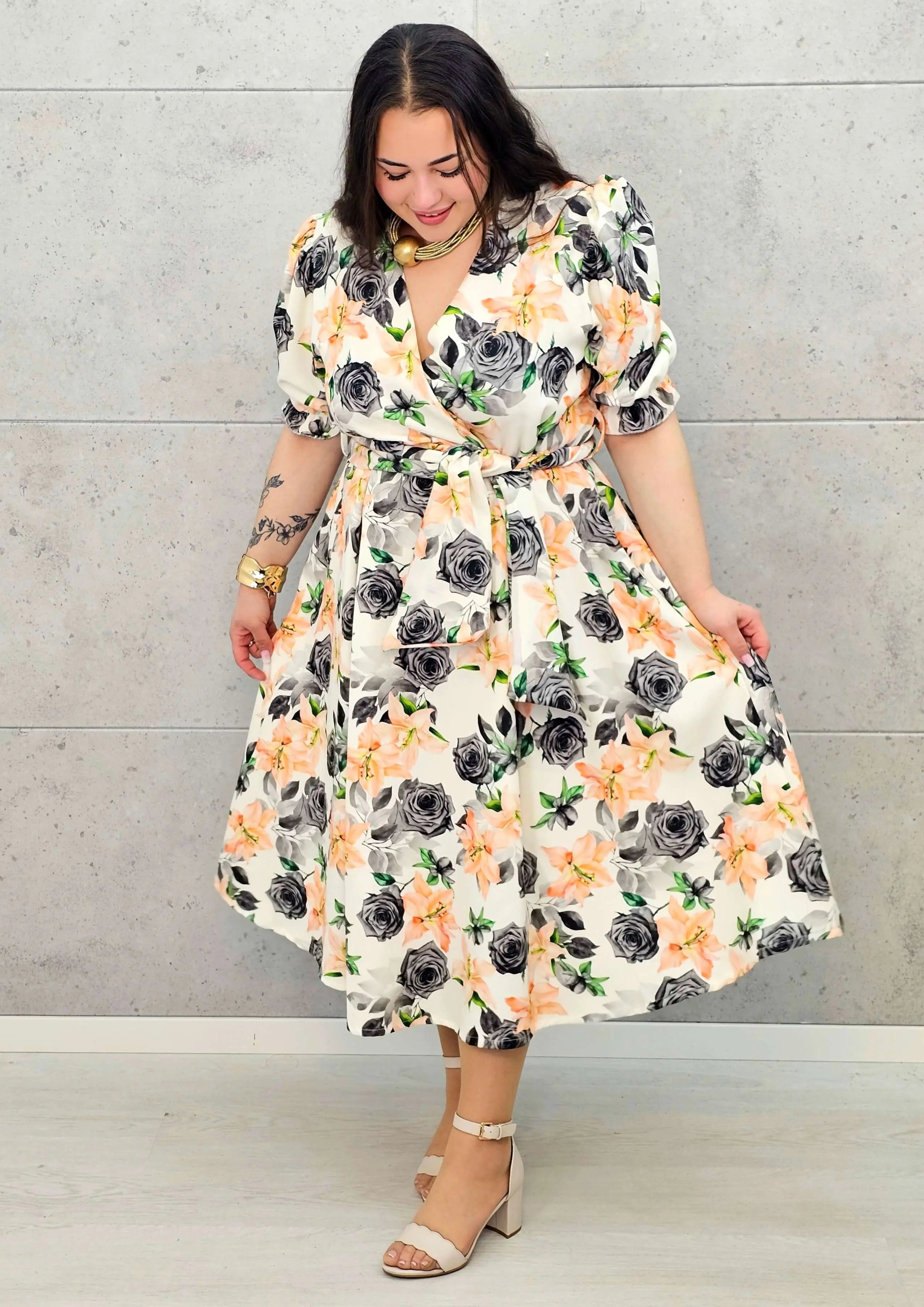 Kobieca sukienka plus size w kwiaty róży z kopertowym dekoltem- trzy kolory Stylowa XL