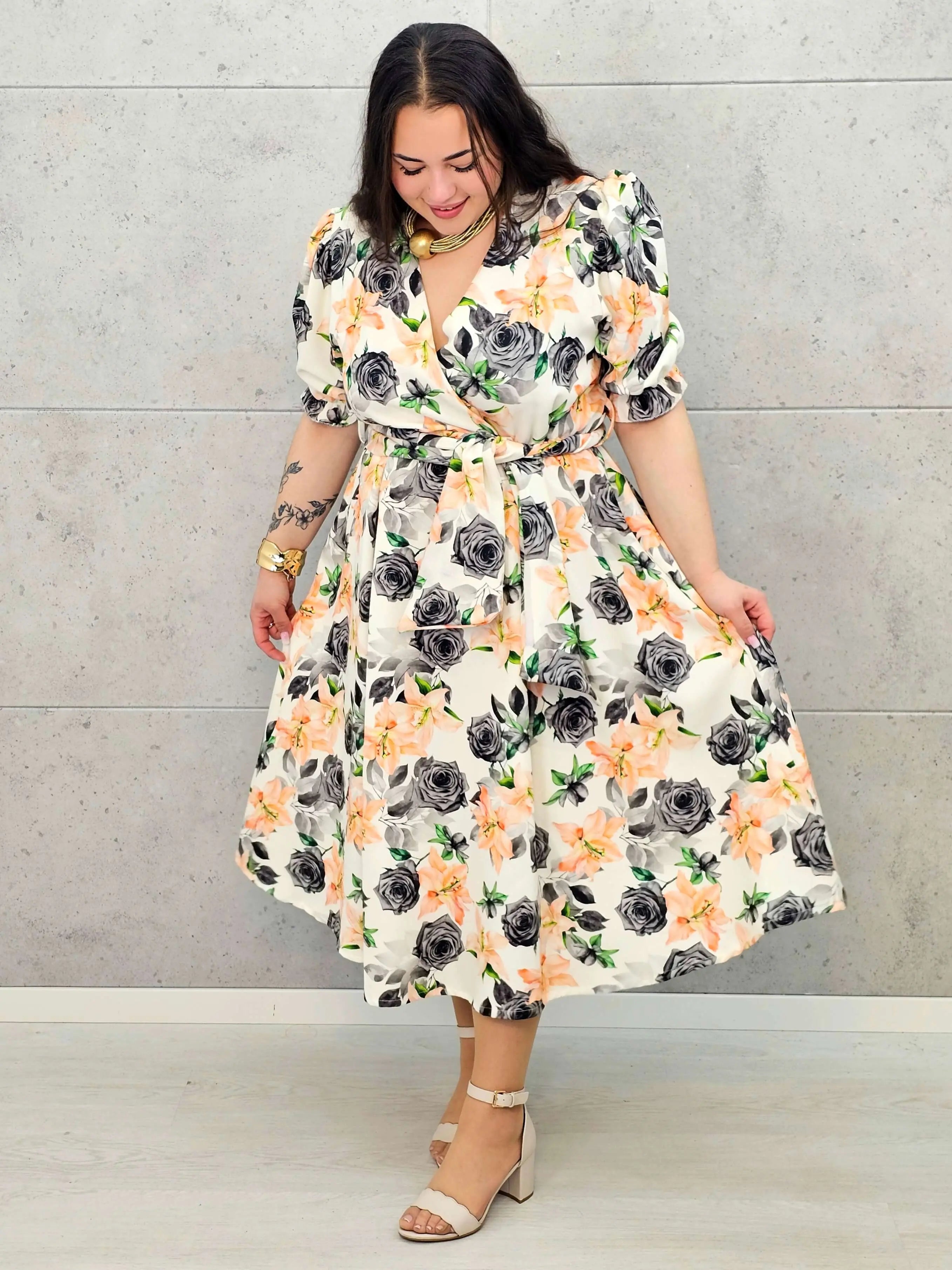 Kobieca sukienka plus size w kwiaty róży z kopertowym dekoltem- trzy kolory Stylowa XL