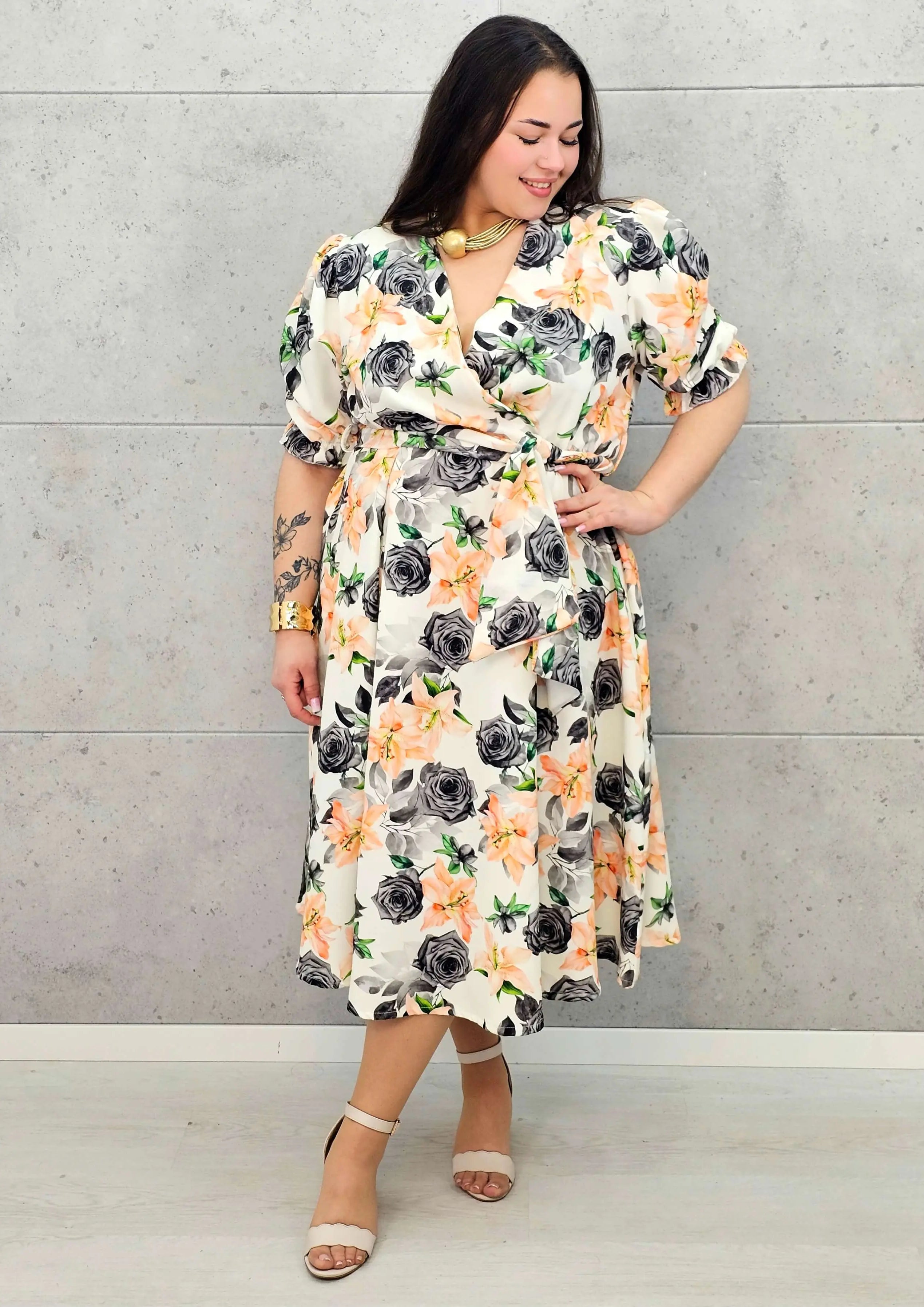 Kobieca sukienka plus size w kwiaty róży z kopertowym dekoltem- trzy kolory Stylowa XL