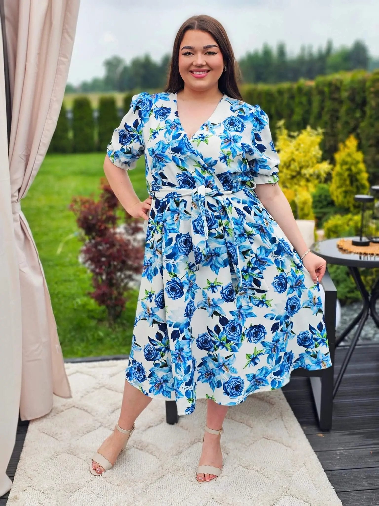 Kobieca sukienka w kwiaty róży z kopertowym dekoltem- trzy kolory Stylowa XL