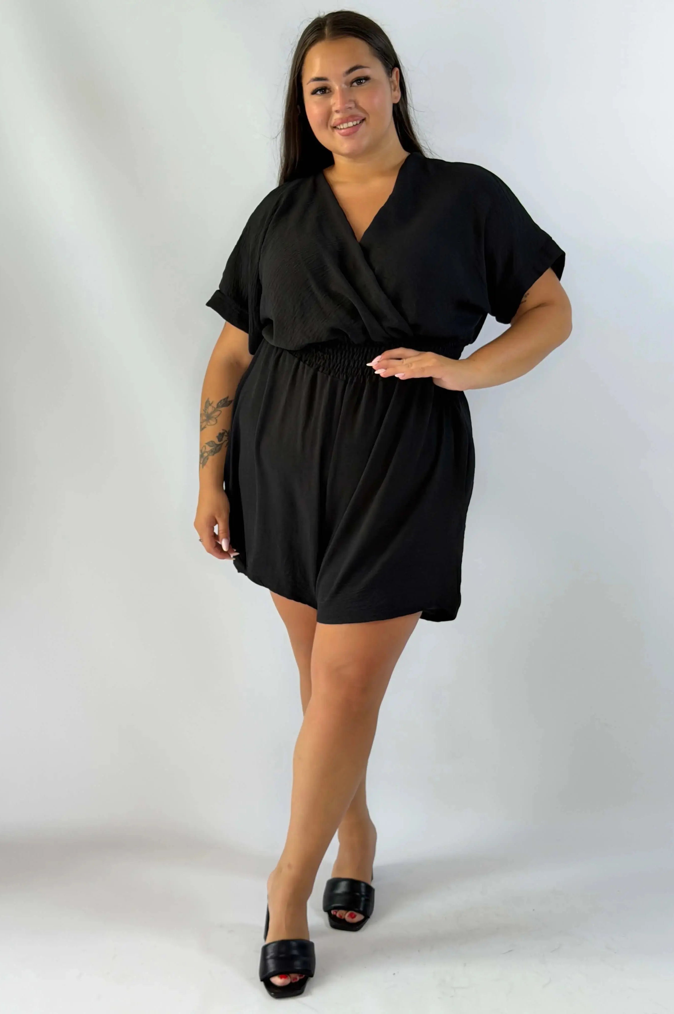 Kombinezon Plus Size z kopertowym dekoltem – wygodny i kobiecy fason Stylowa XL