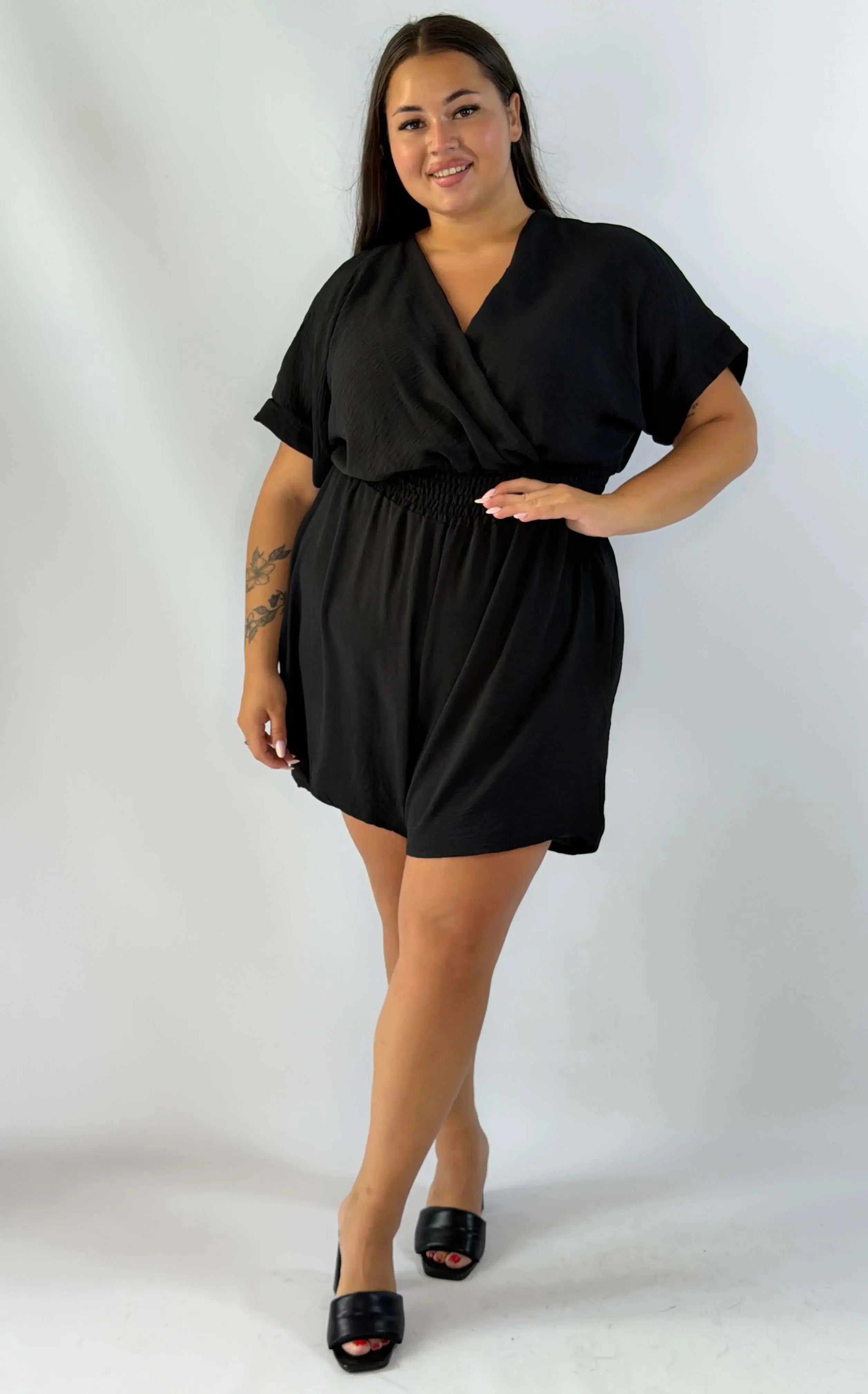Kombinezon Plus Size z kopertowym dekoltem – wygodny i kobiecy fason Stylowa XL