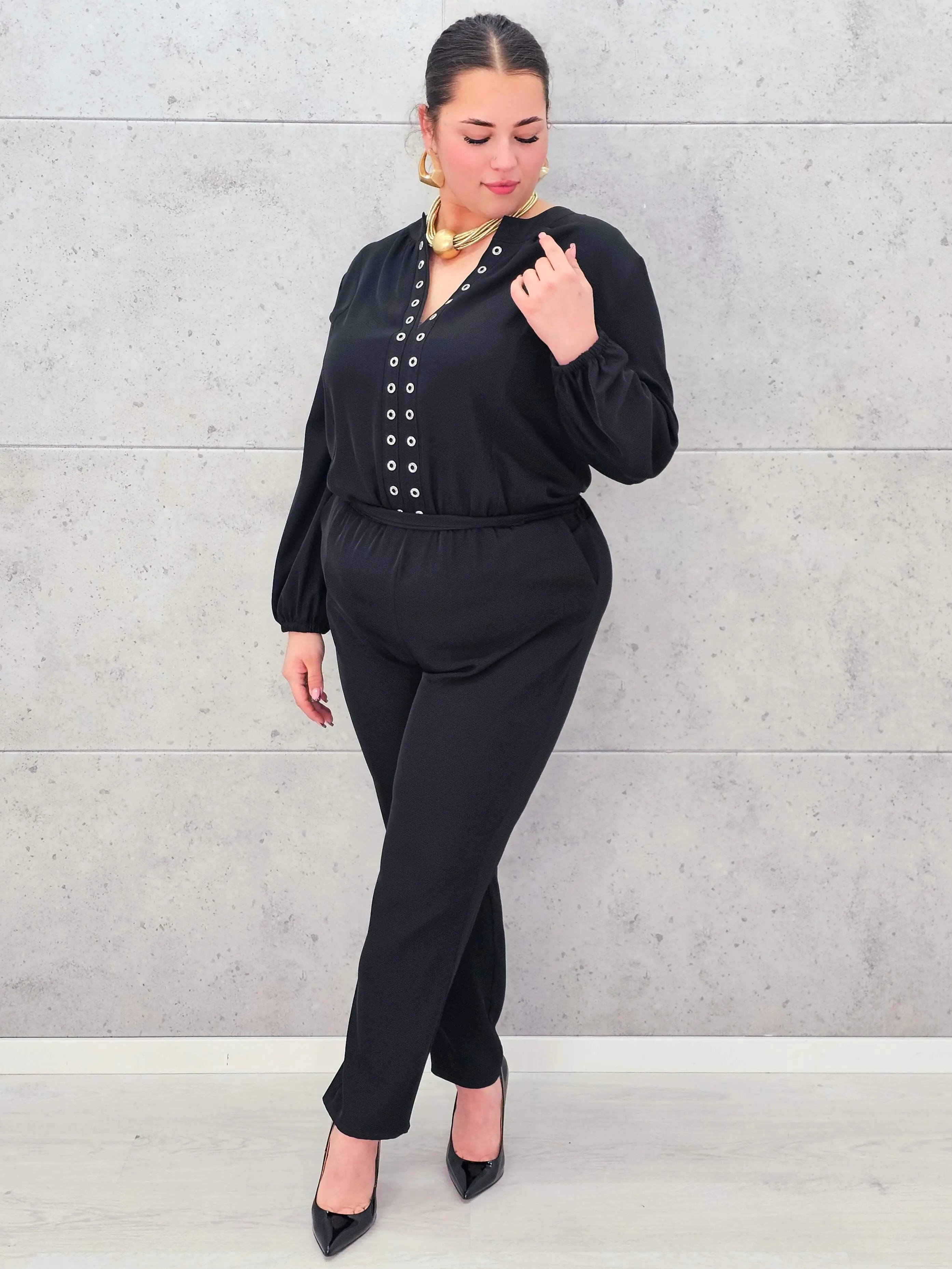 Kombinezon plus size StylowaXL – elegancja i komfort w czarnym wydaniu Stylowa XL