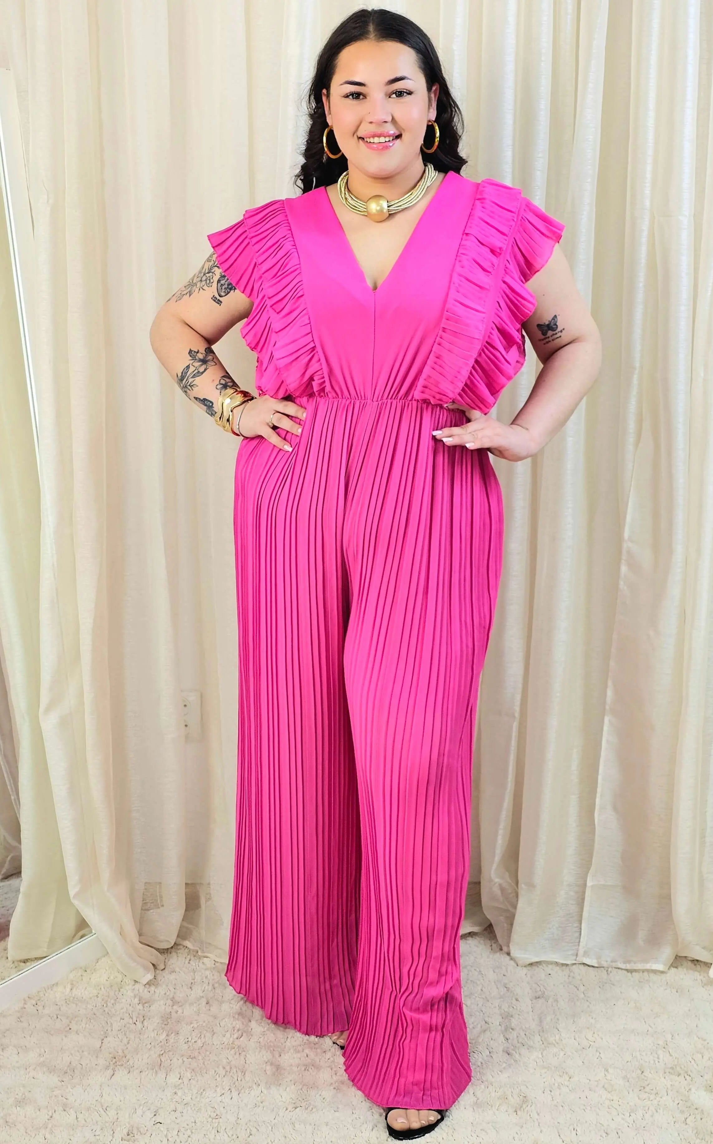 Kombinezon plus size VIP z plisowanymi nogawkami i efektownym dekoltem Stylowa XL