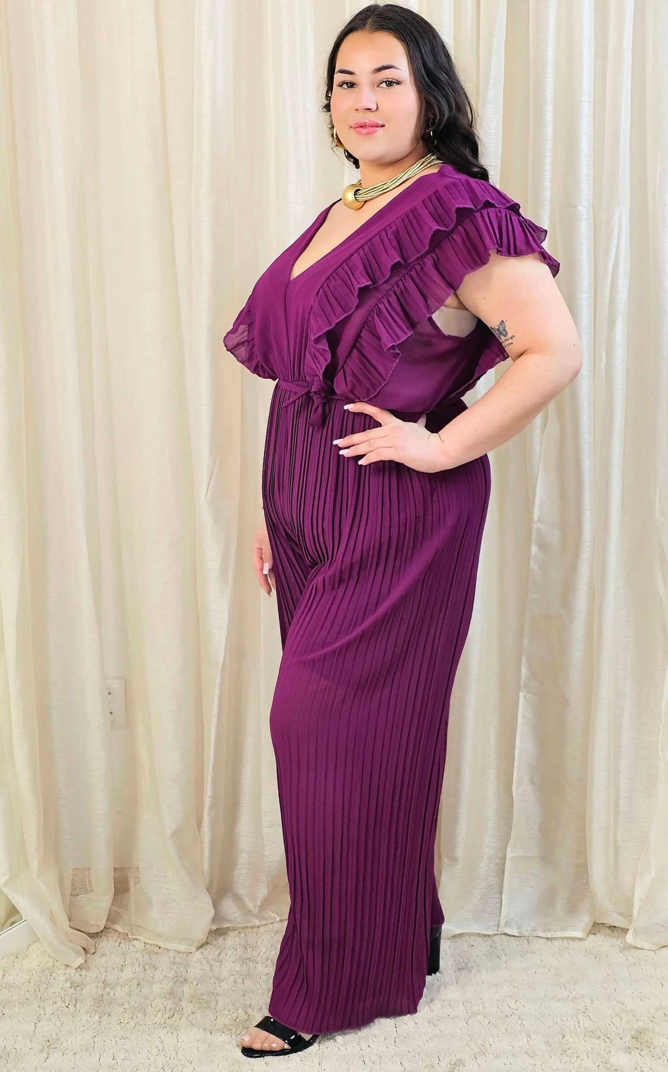 Kombinezon plus size VIP z plisowanymi nogawkami i efektownym dekoltem Stylowa XL