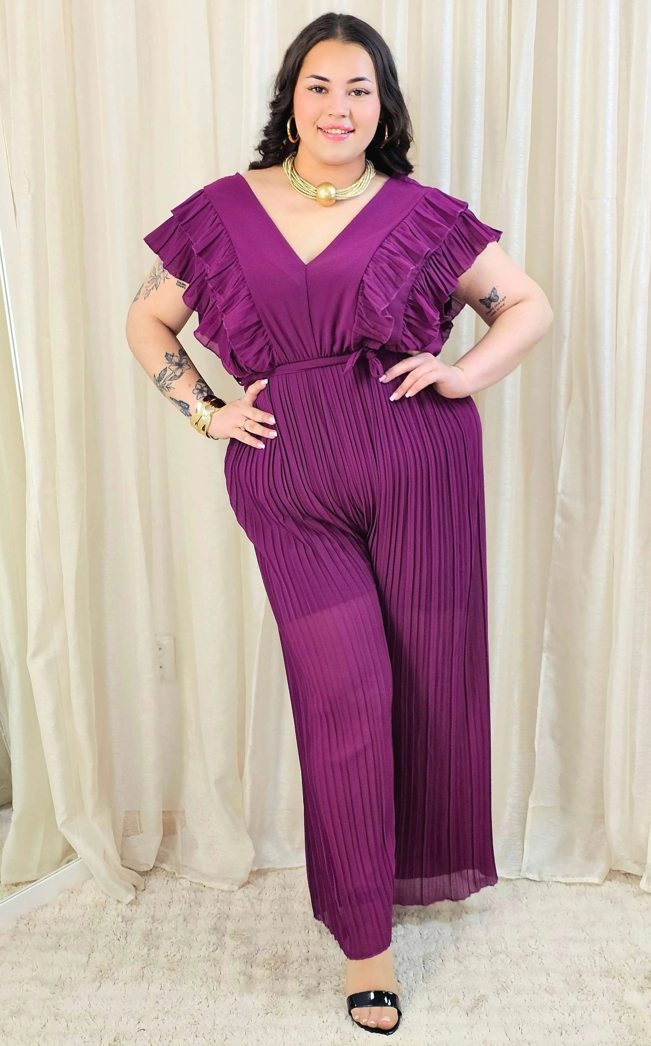 Kombinezon plus size VIP z plisowanymi nogawkami i efektownym dekoltem Stylowa XL