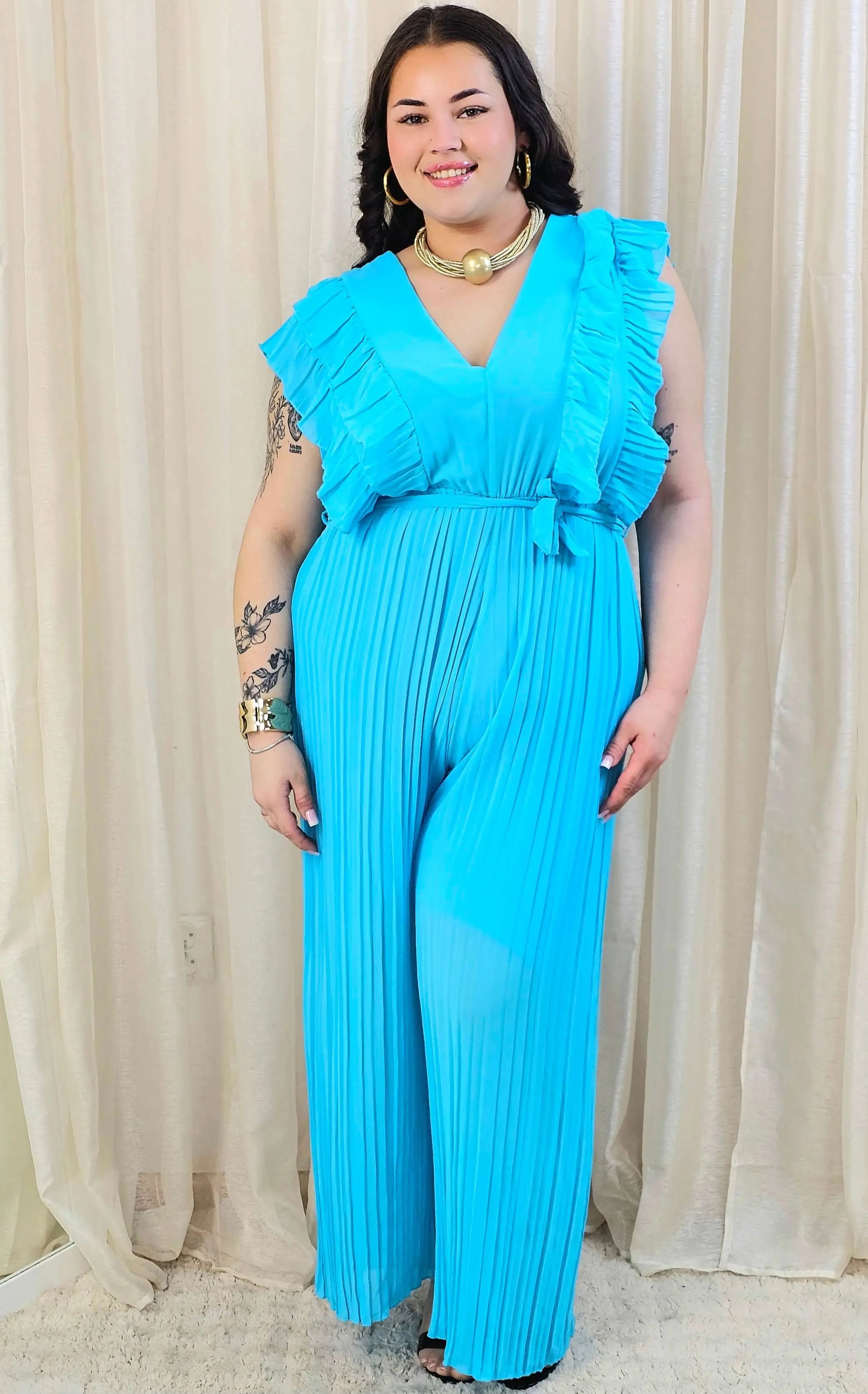 Kombinezon plus size VIP z plisowanymi nogawkami i efektownym dekoltem Stylowa XL