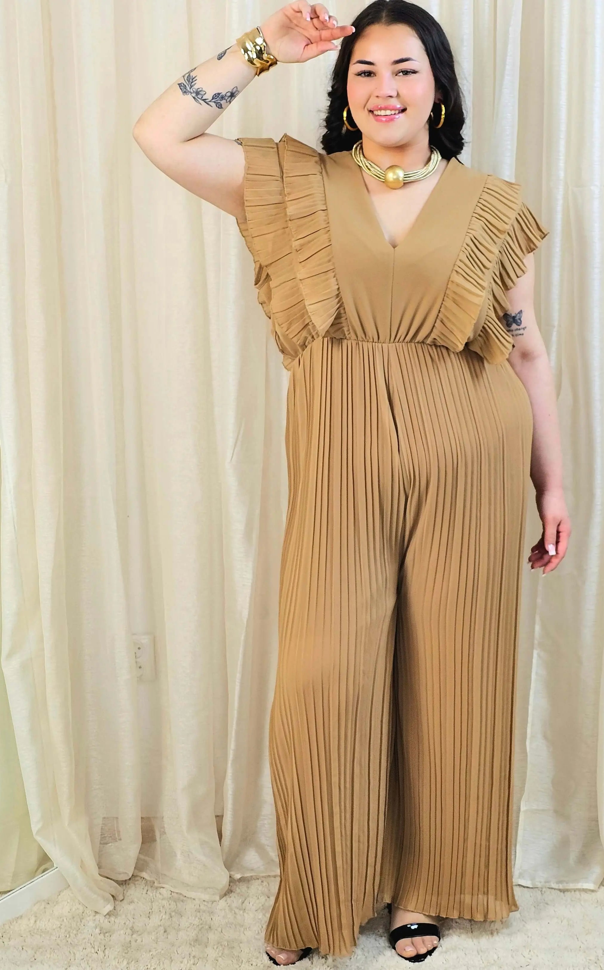 Kombinezon plus size VIP z plisowanymi nogawkami i efektownym dekoltem Stylowa XL