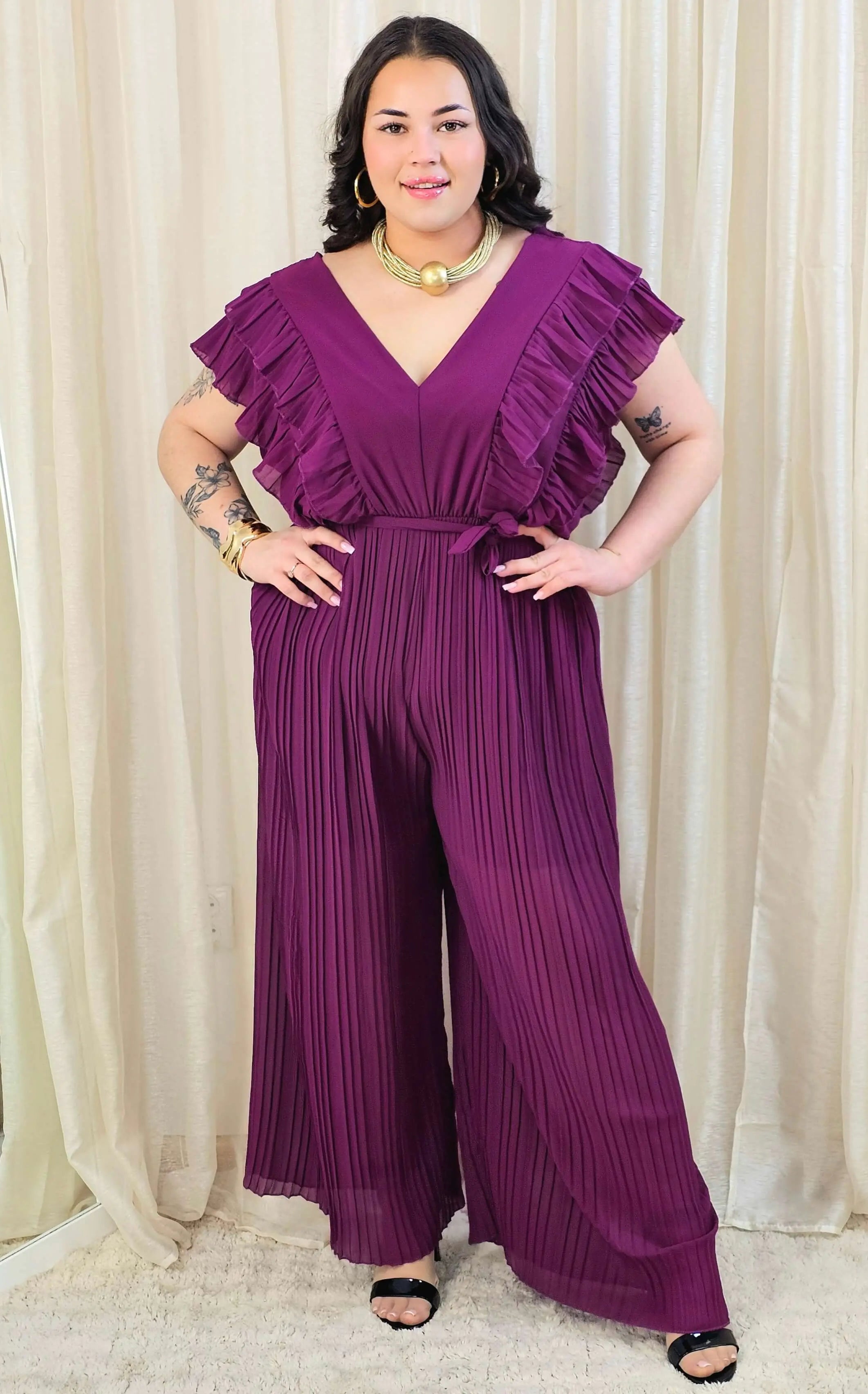 Kombinezon plus size VIP z plisowanymi nogawkami i efektownym dekoltem Stylowa XL