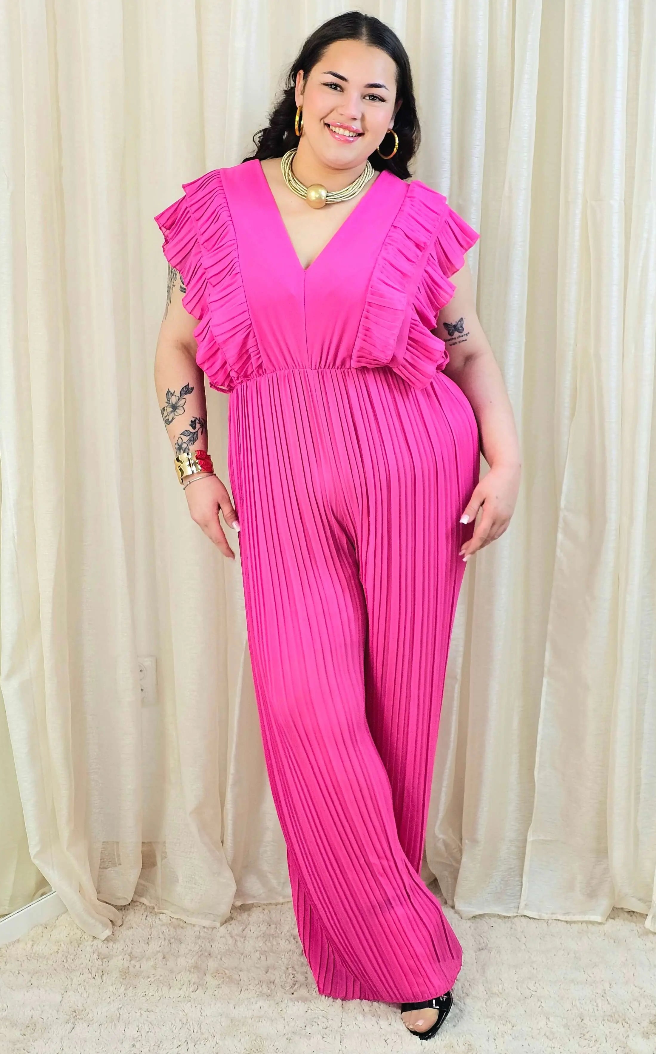 Kombinezon plus size VIP z plisowanymi nogawkami i efektownym dekoltem Stylowa XL