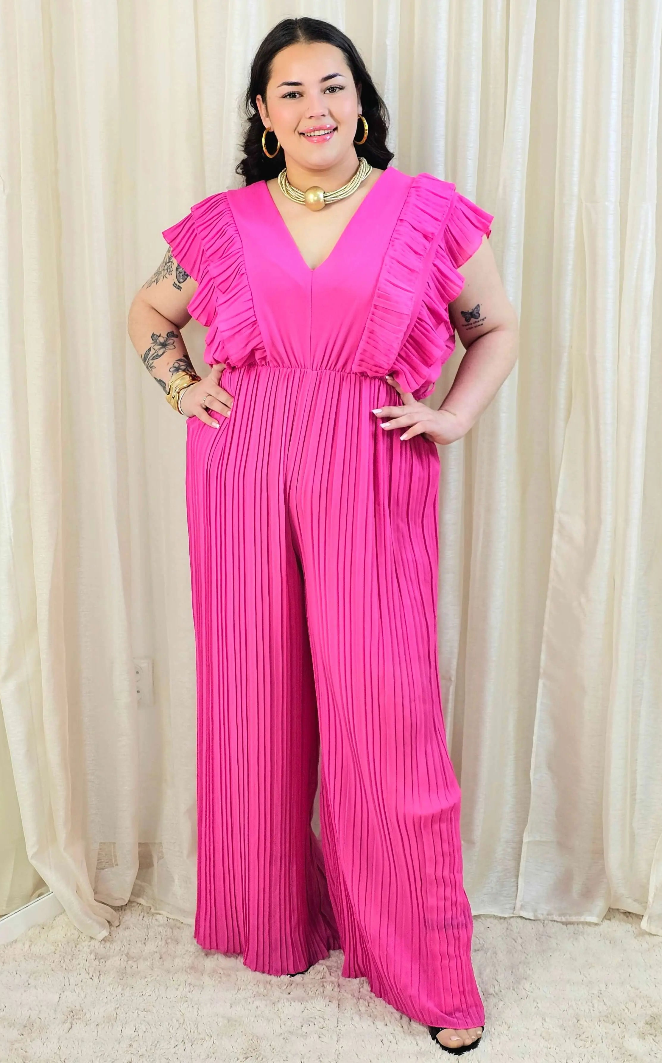 Kombinezon plus size VIP z plisowanymi nogawkami i efektownym dekoltem Stylowa XL