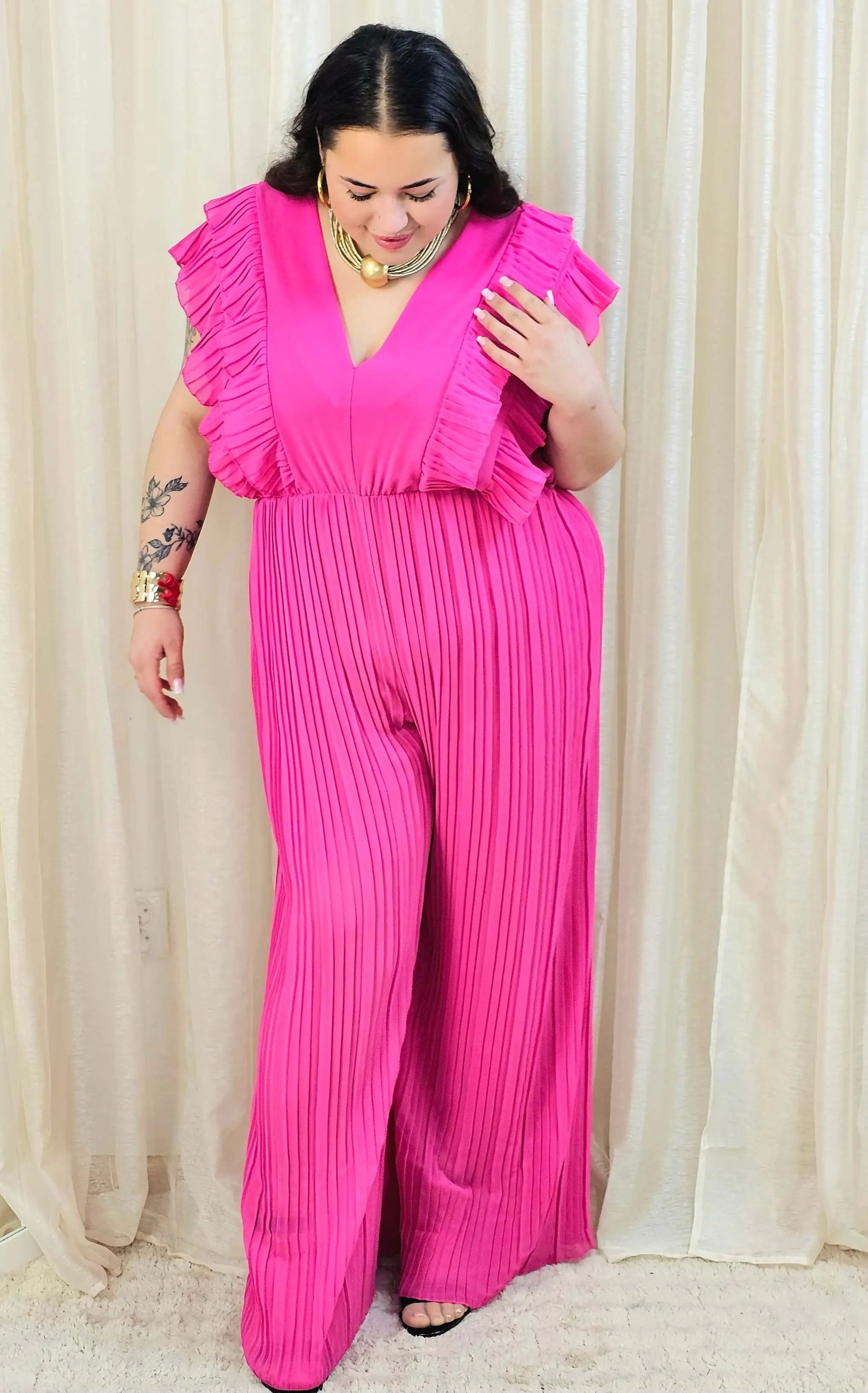 Kombinezon plus size VIP z plisowanymi nogawkami i efektownym dekoltem Stylowa XL