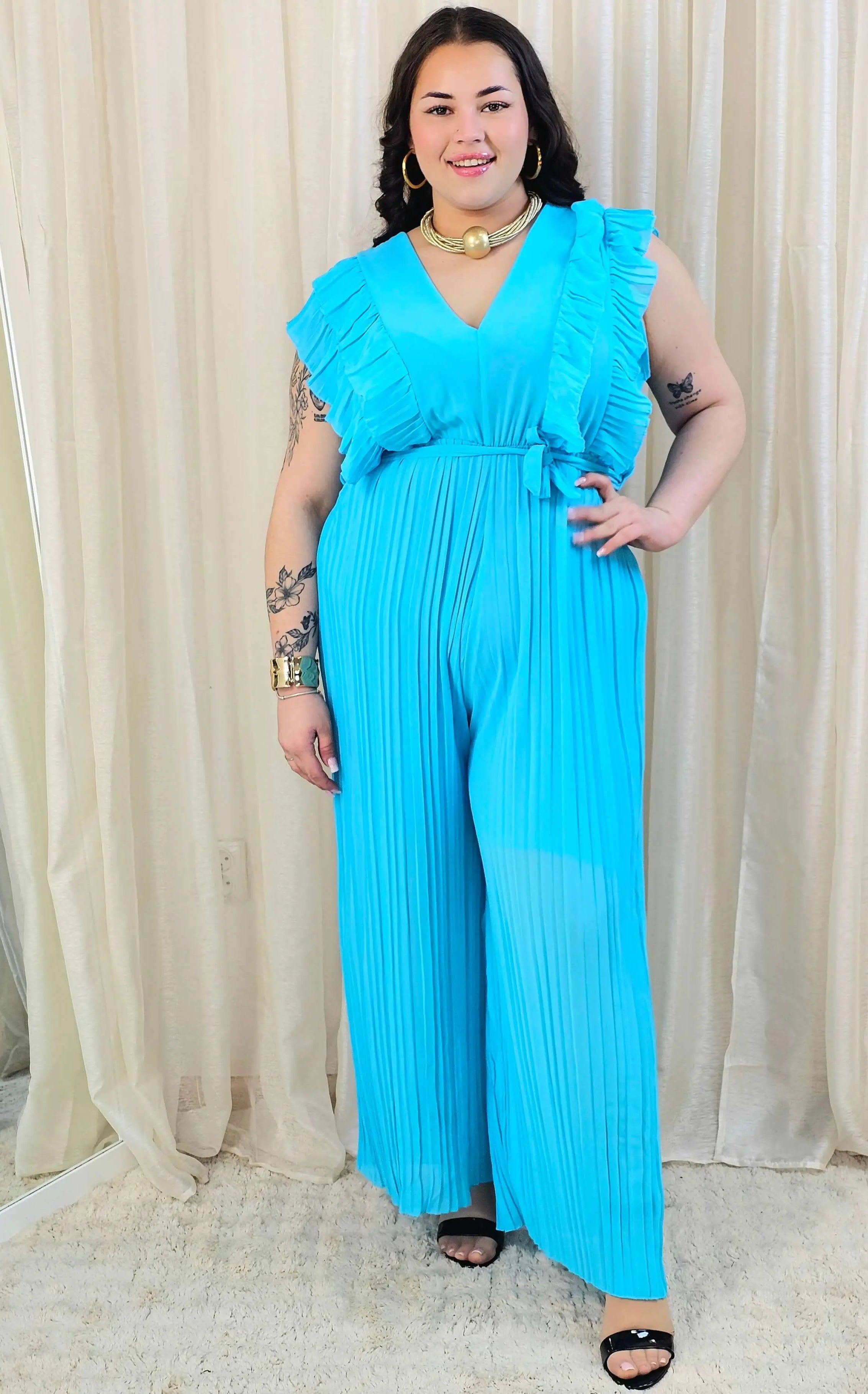 Kombinezon plus size VIP z plisowanymi nogawkami i efektownym dekoltem Stylowa XL