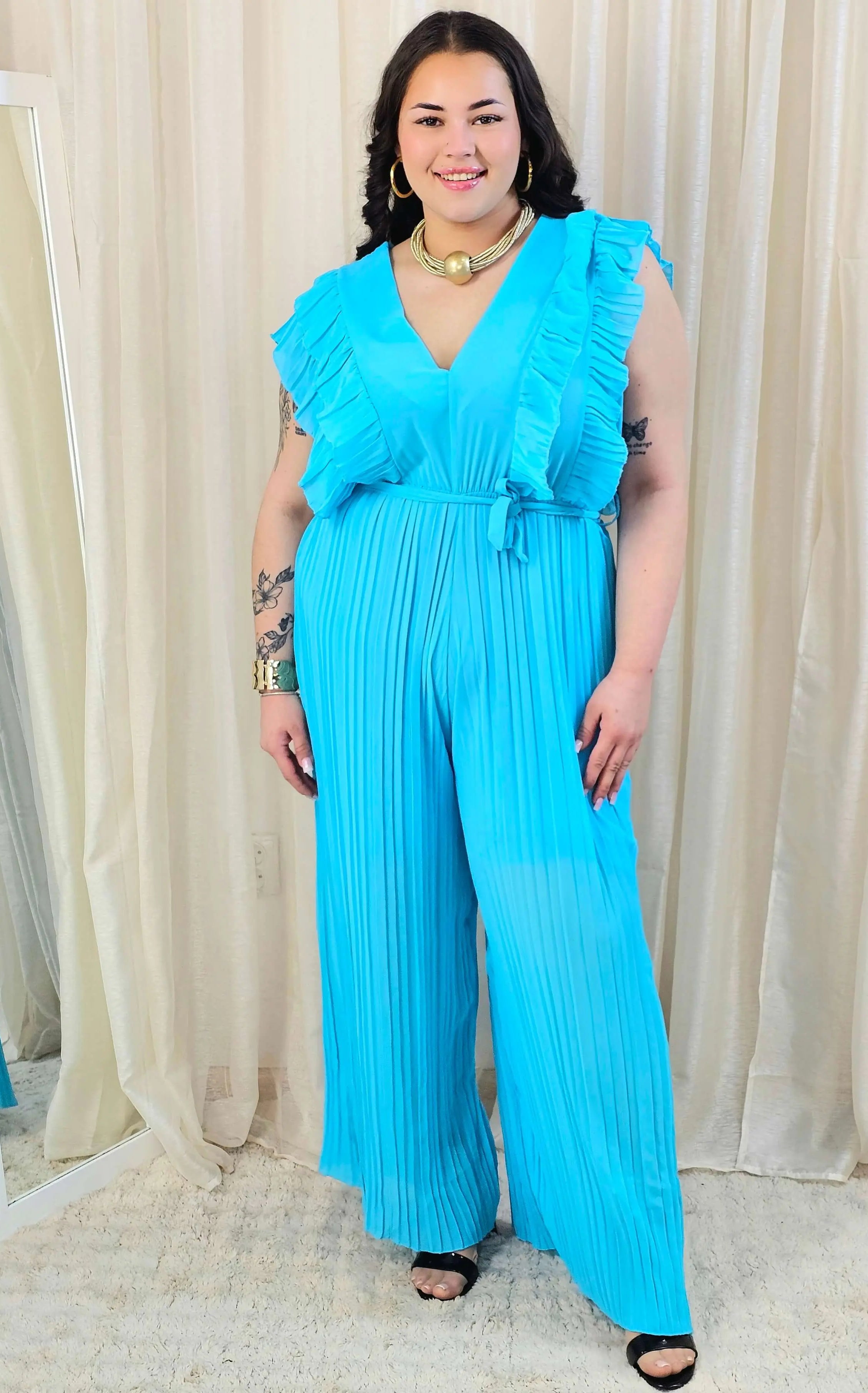 Kombinezon plus size VIP z plisowanymi nogawkami i efektownym dekoltem Stylowa XL