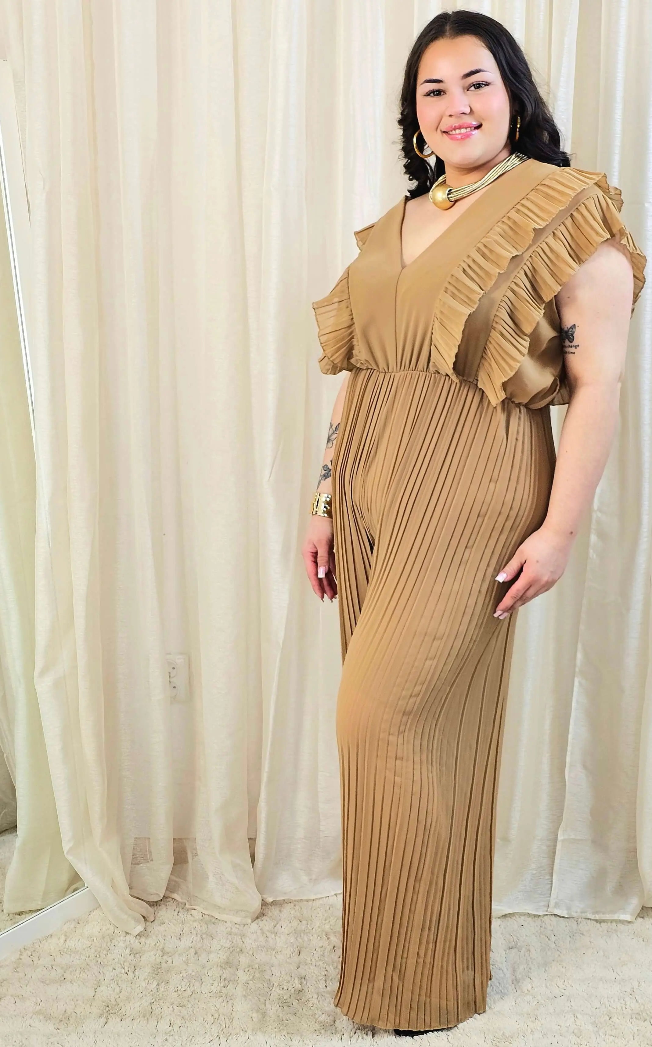 Kombinezon plus size VIP z plisowanymi nogawkami i efektownym dekoltem Stylowa XL