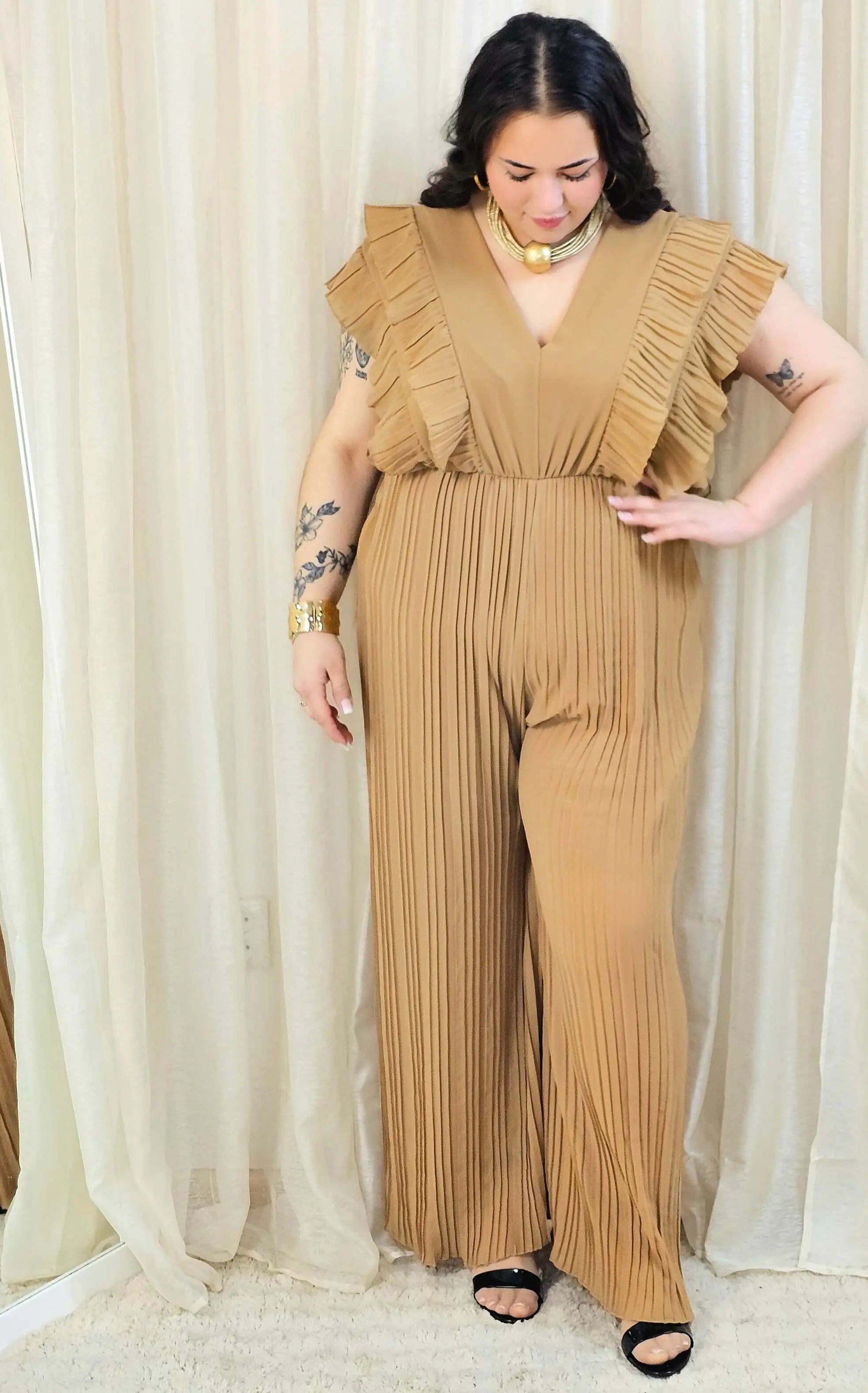 Kombinezon plus size VIP z plisowanymi nogawkami i efektownym dekoltem Stylowa XL