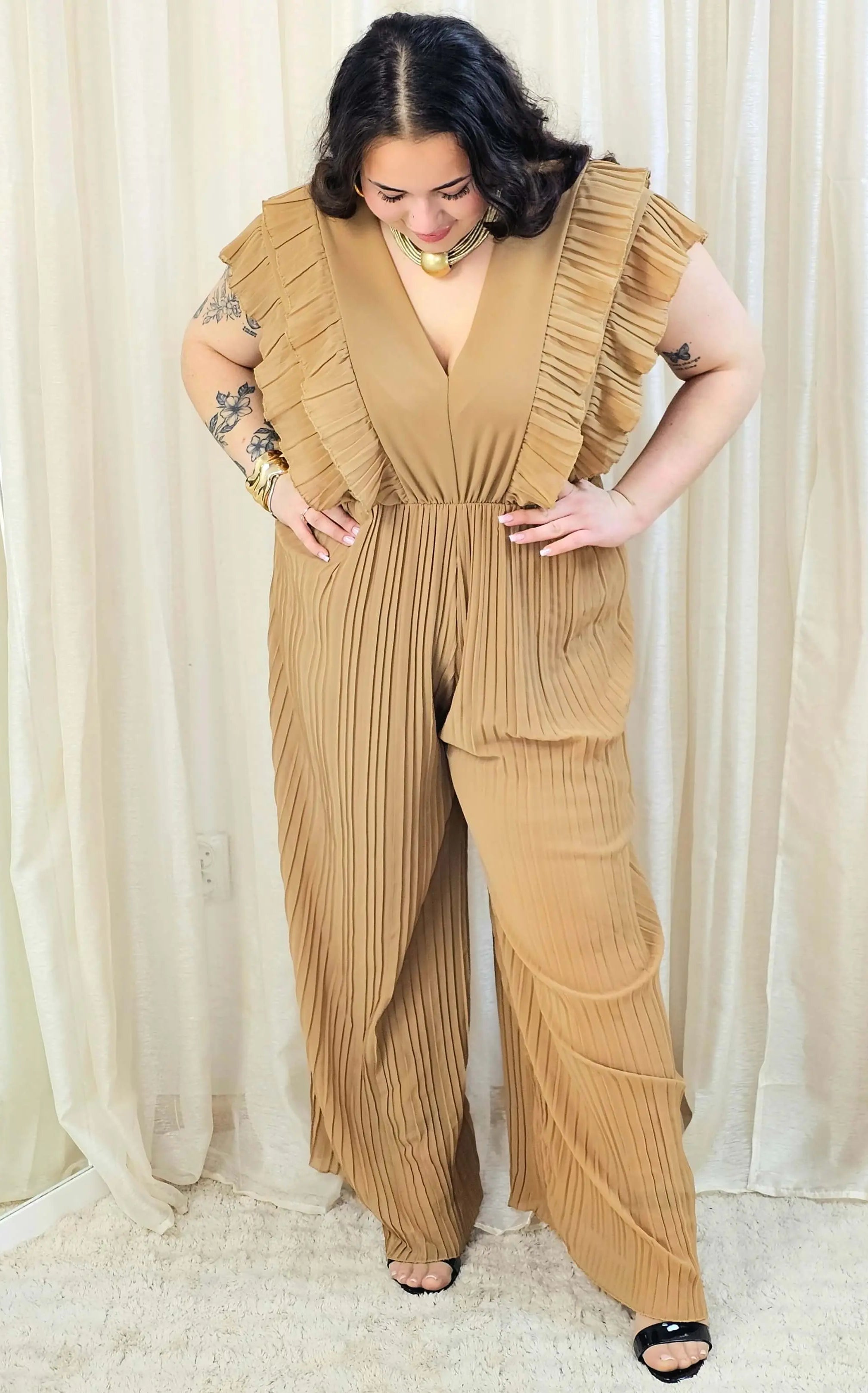 Kombinezon plus size VIP z plisowanymi nogawkami i efektownym dekoltem Stylowa XL