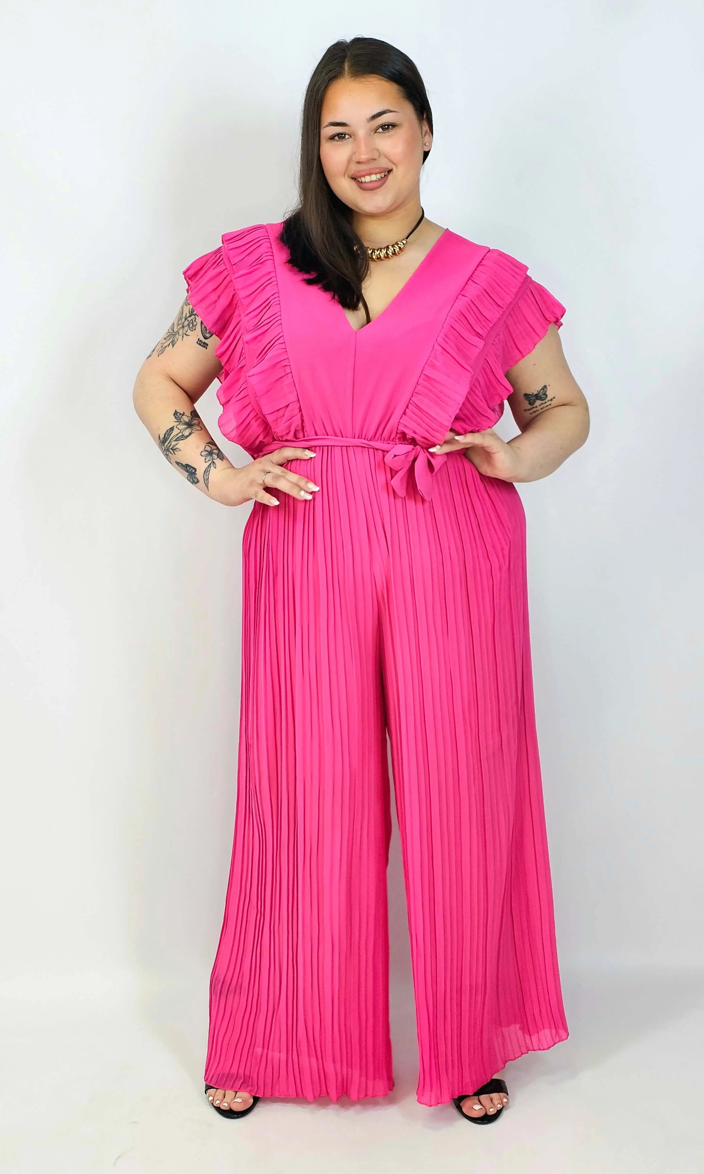 Kombinezon plus size VIP z plisowanymi nogawkami i efektownym dekoltem Stylowa XL