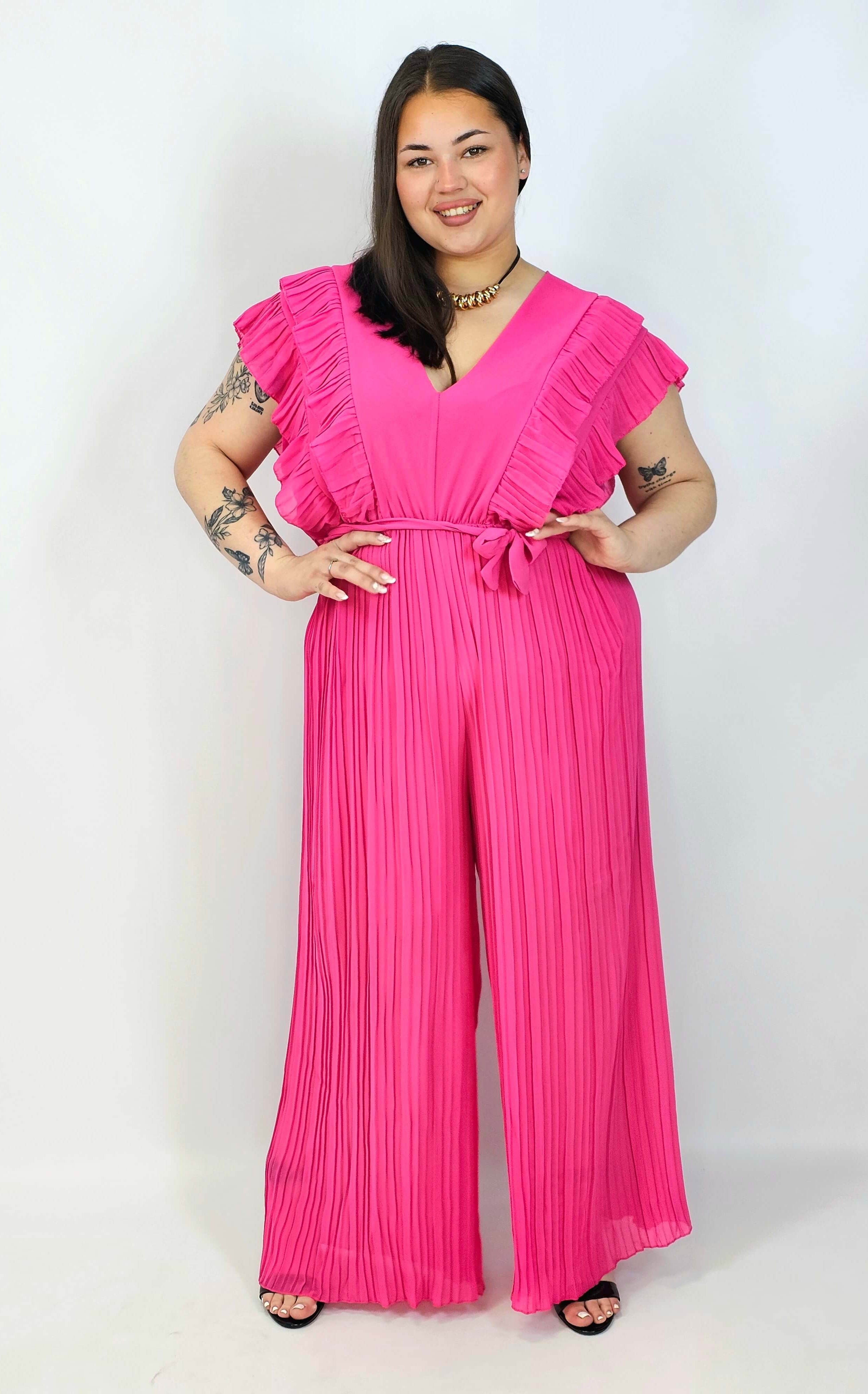 Kombinezon plus size VIP z plisowanymi nogawkami i efektownym dekoltem Stylowa XL