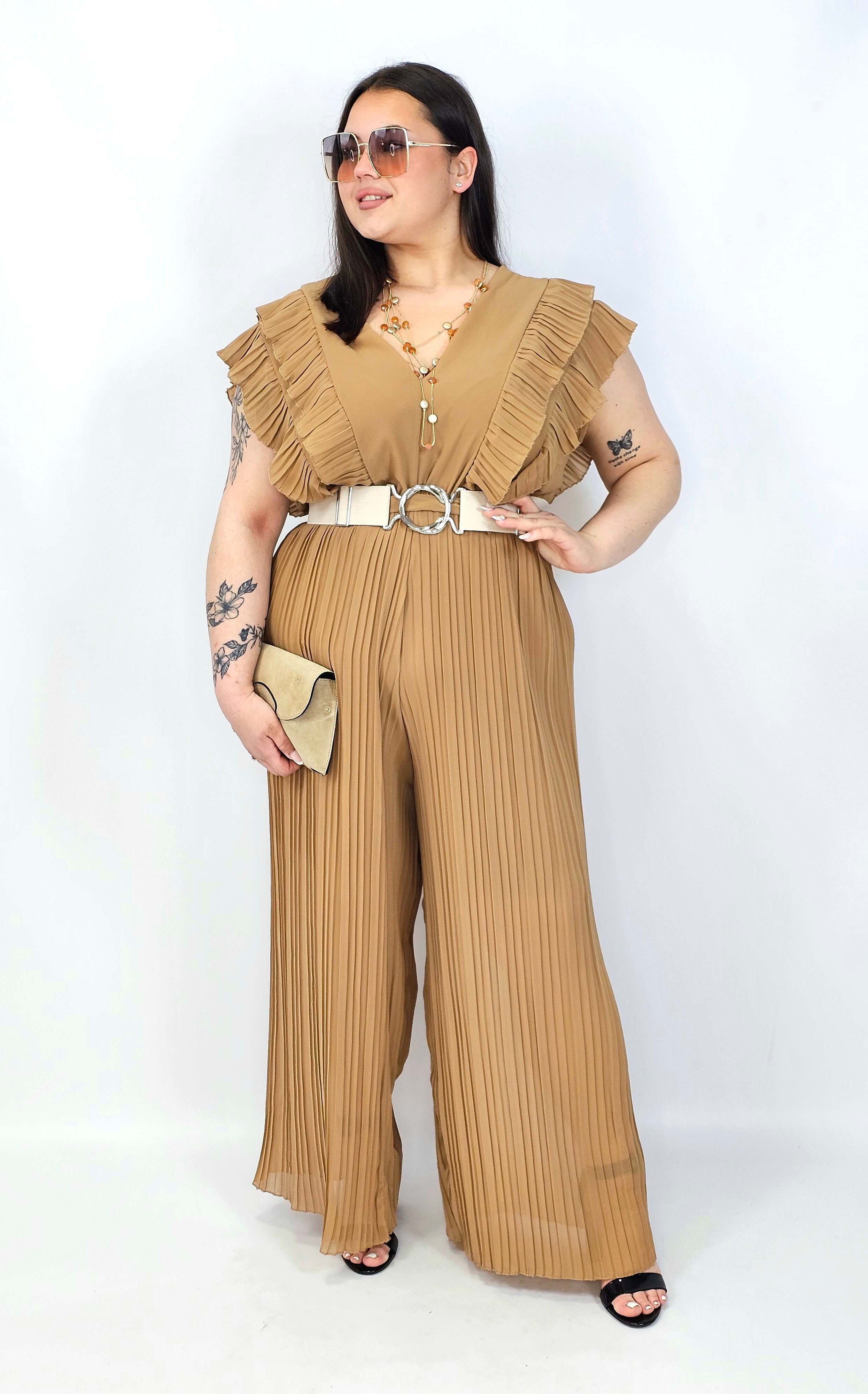 Kombinezon plus size VIP z plisowanymi nogawkami i efektownym dekoltem Stylowa XL