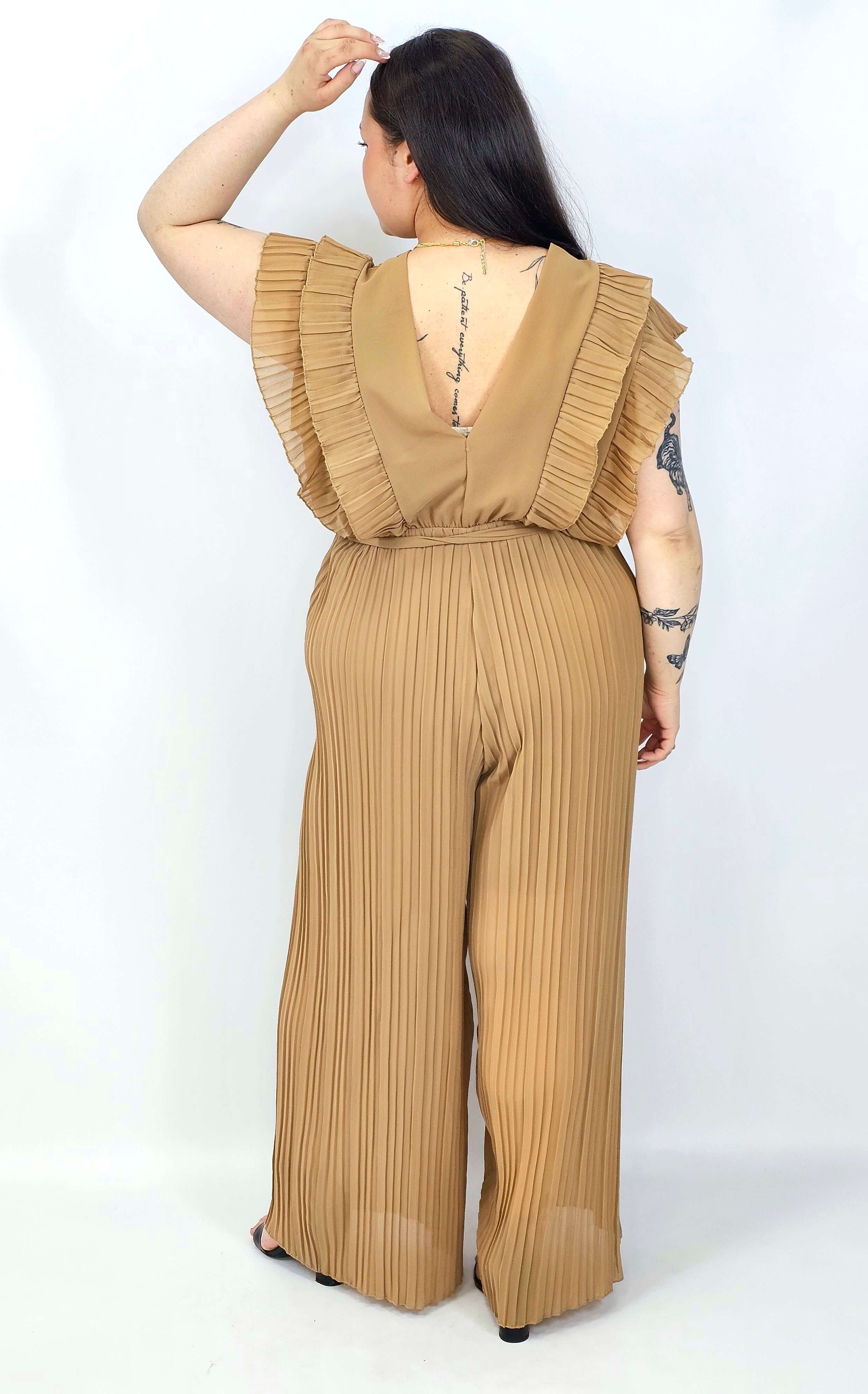 Kombinezon plus size VIP z plisowanymi nogawkami i efektownym dekoltem Stylowa XL