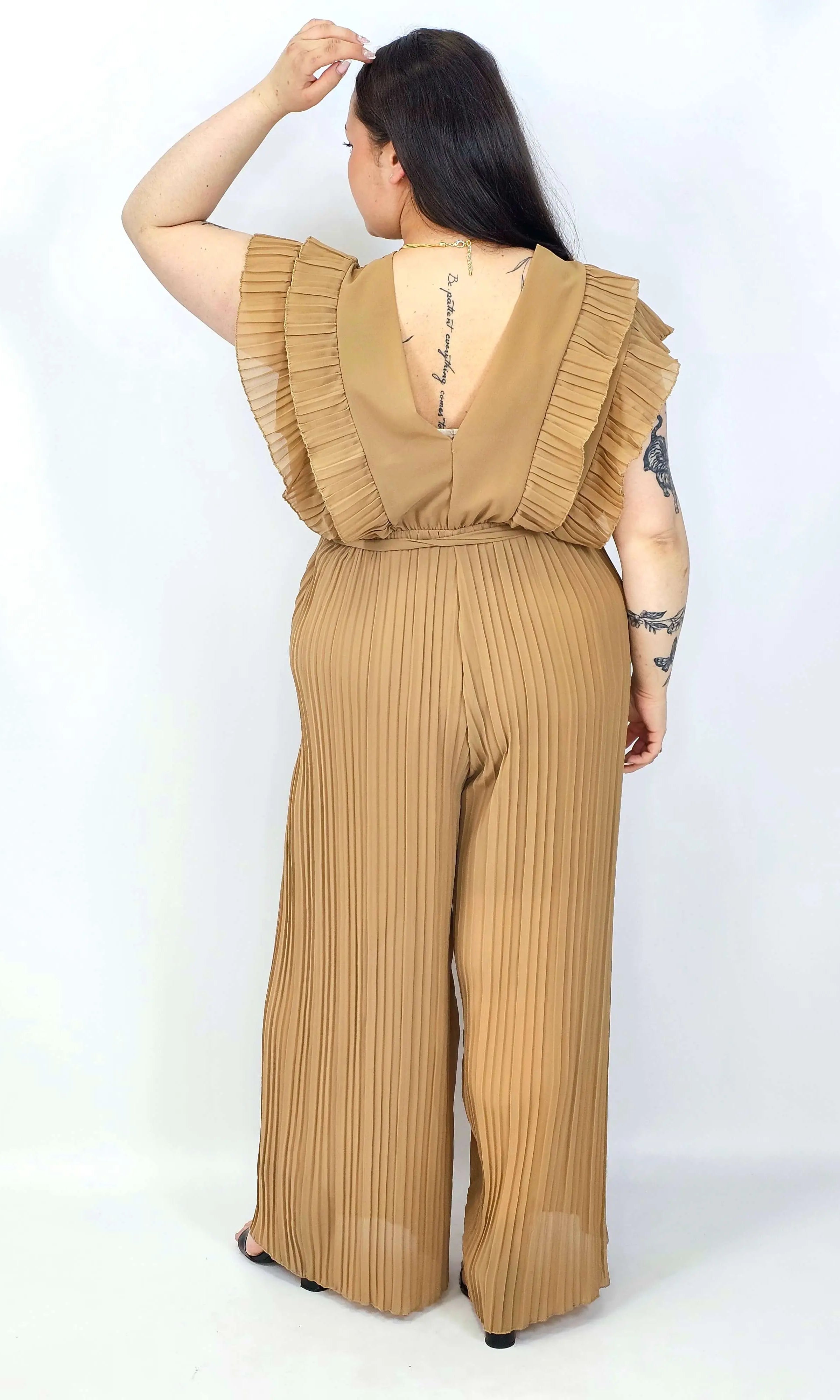 Kombinezon plus size VIP z plisowanymi nogawkami i efektownym dekoltem Stylowa XL