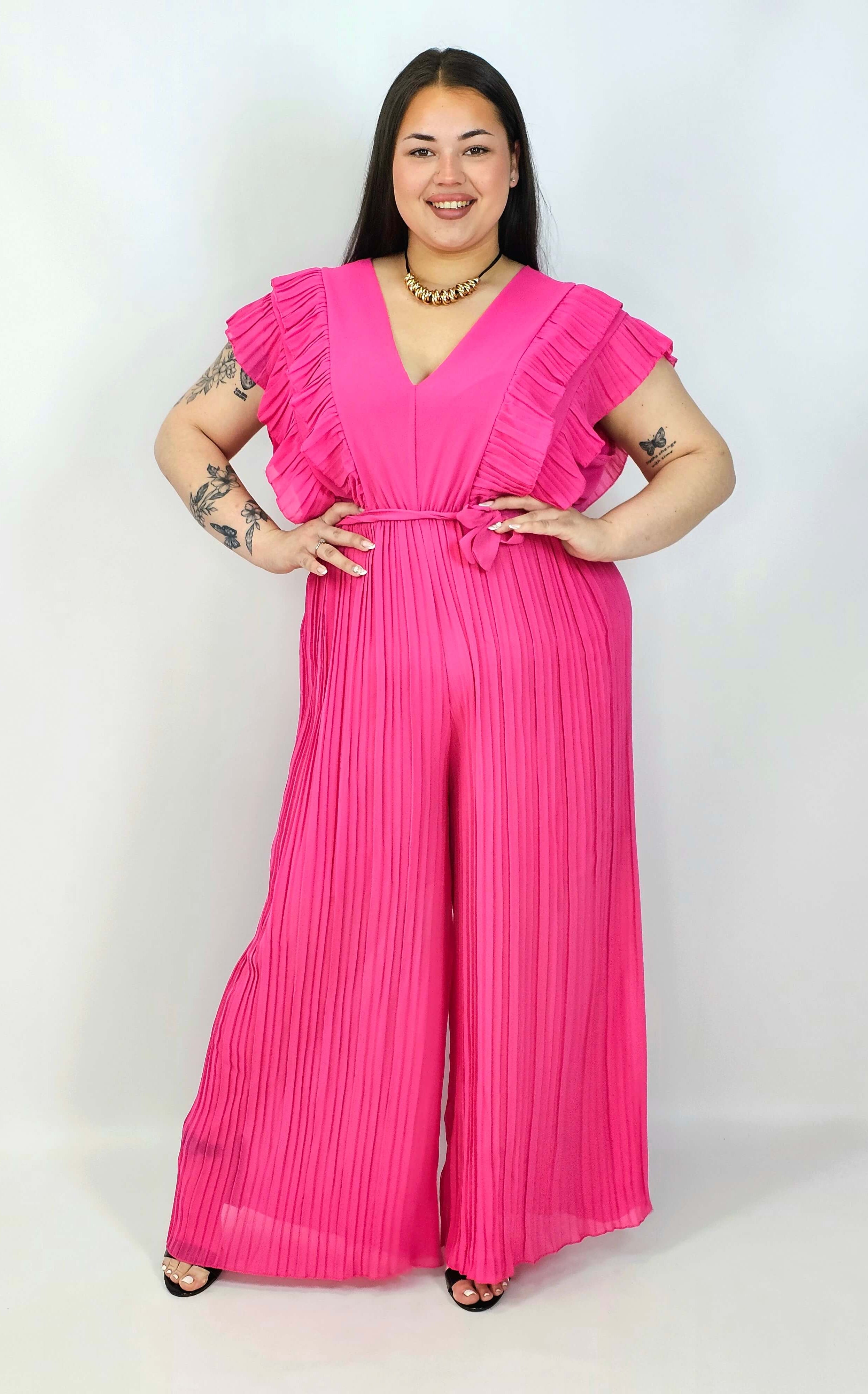 Kombinezon plus size VIP z plisowanymi nogawkami i efektownym dekoltem Stylowa XL