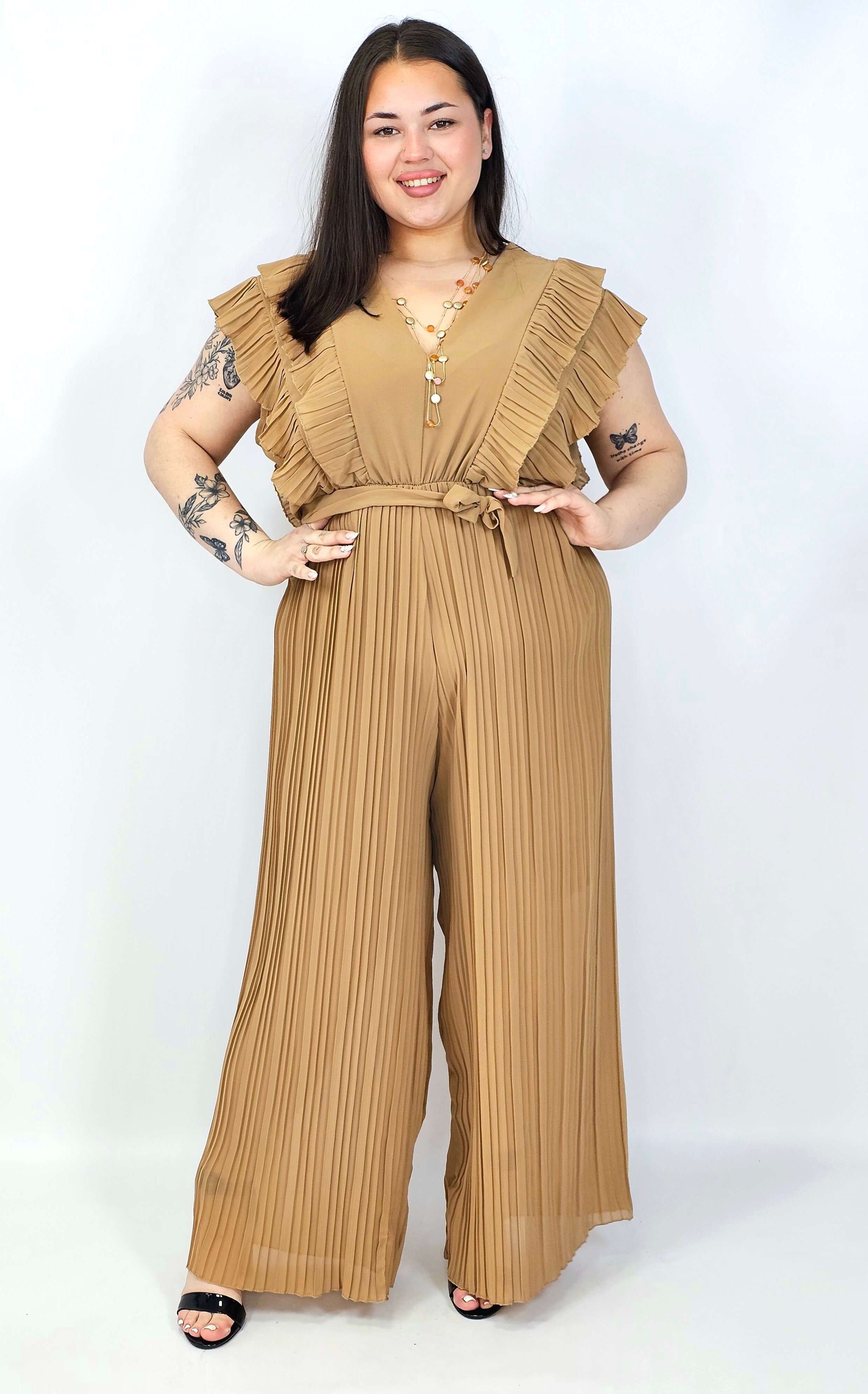 Kombinezon plus size VIP z plisowanymi nogawkami i efektownym dekoltem Stylowa XL