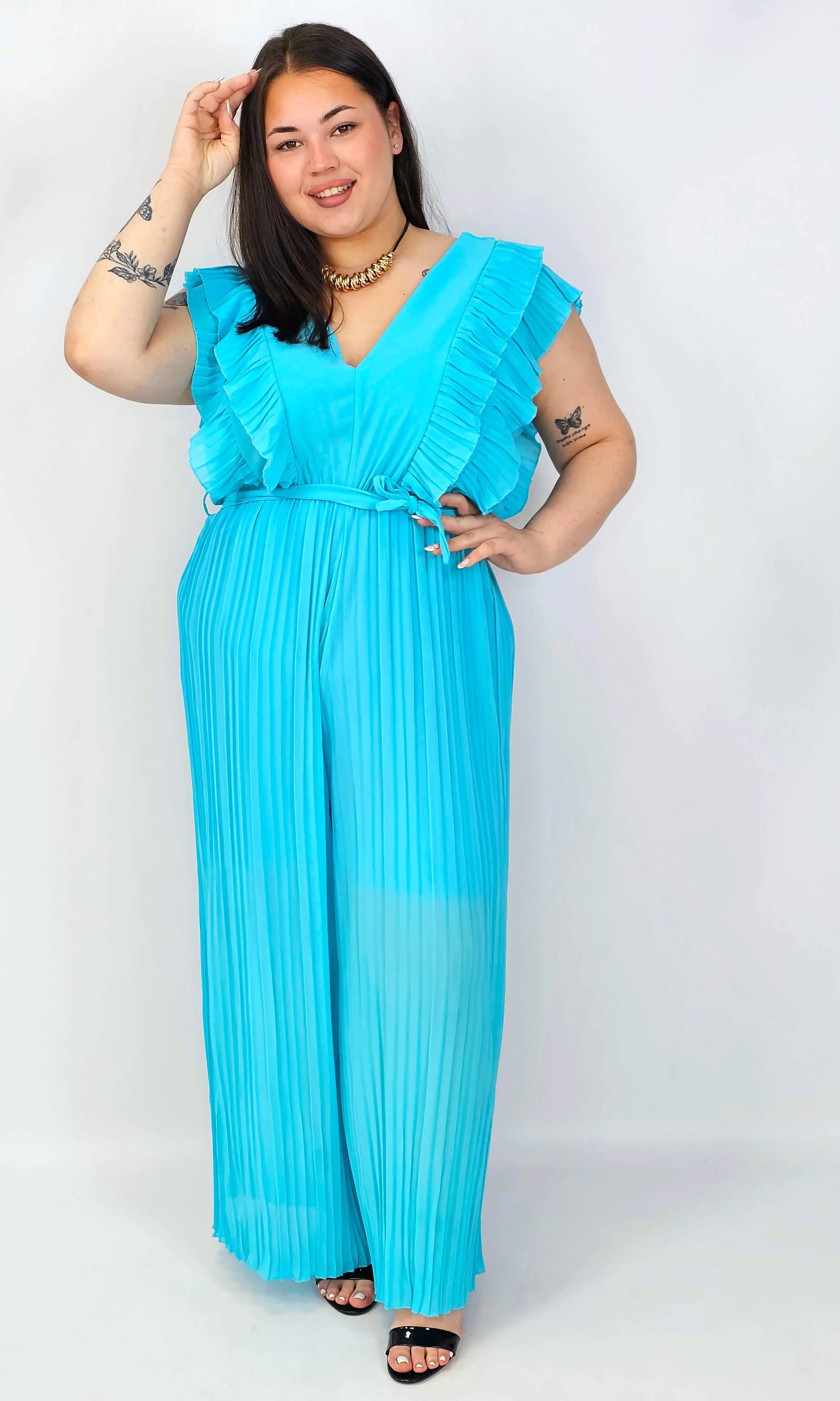 Kombinezon plus size VIP z plisowanymi nogawkami i efektownym dekoltem Stylowa XL