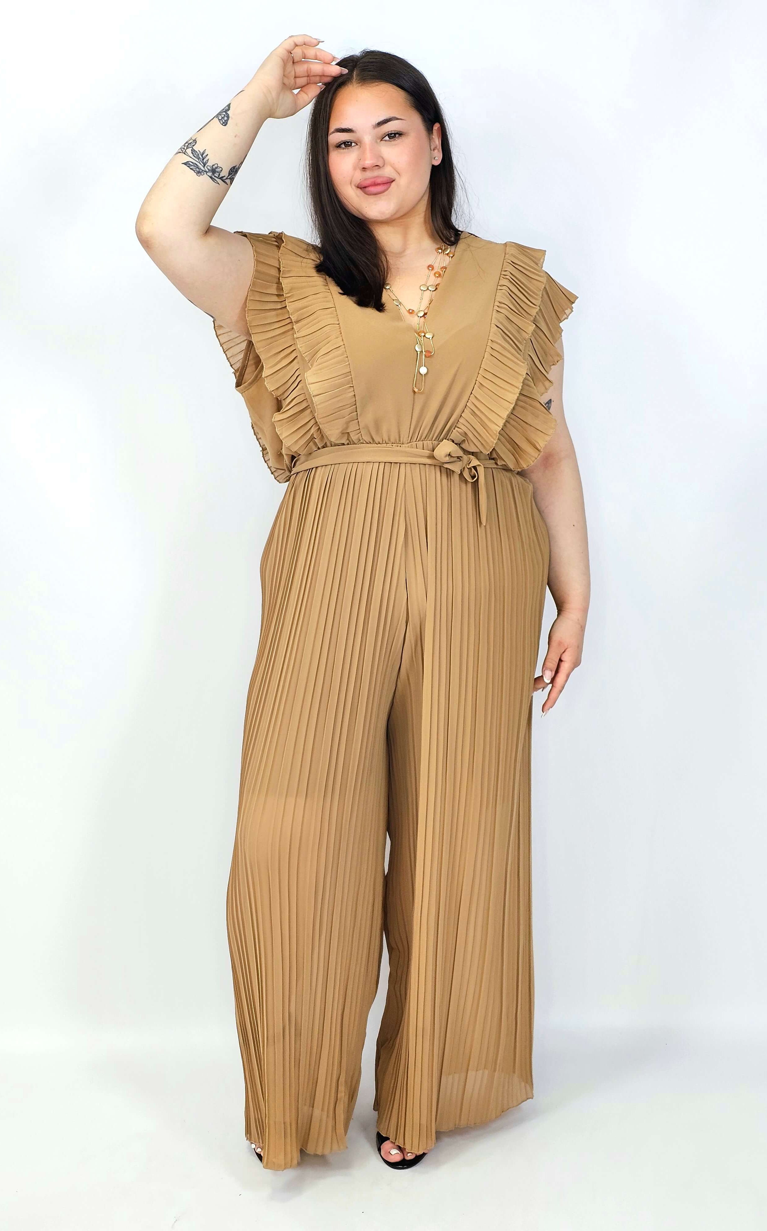 Kombinezon plus size VIP z plisowanymi nogawkami i efektownym dekoltem Stylowa XL