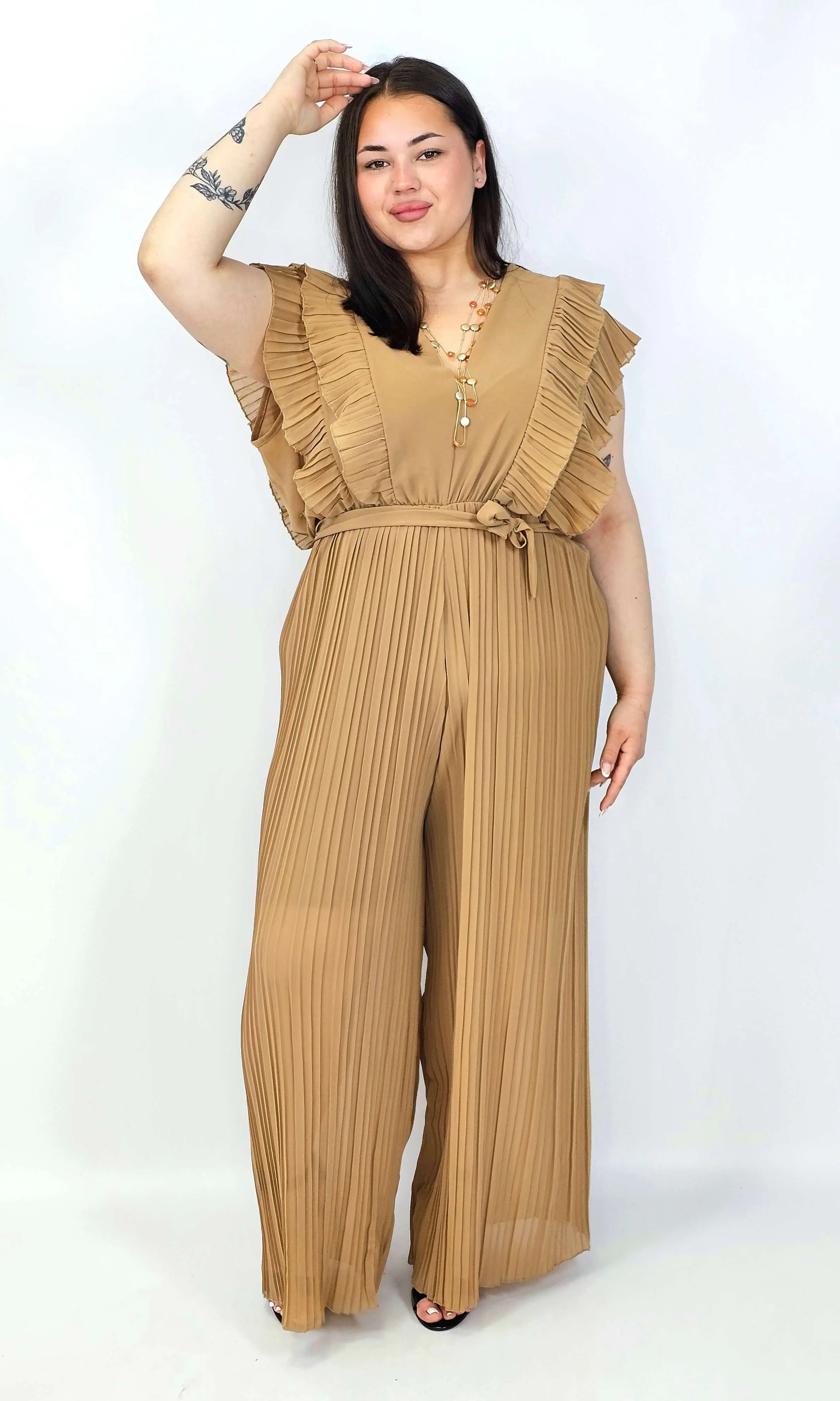 Kombinezon plus size VIP z plisowanymi nogawkami i efektownym dekoltem Stylowa XL