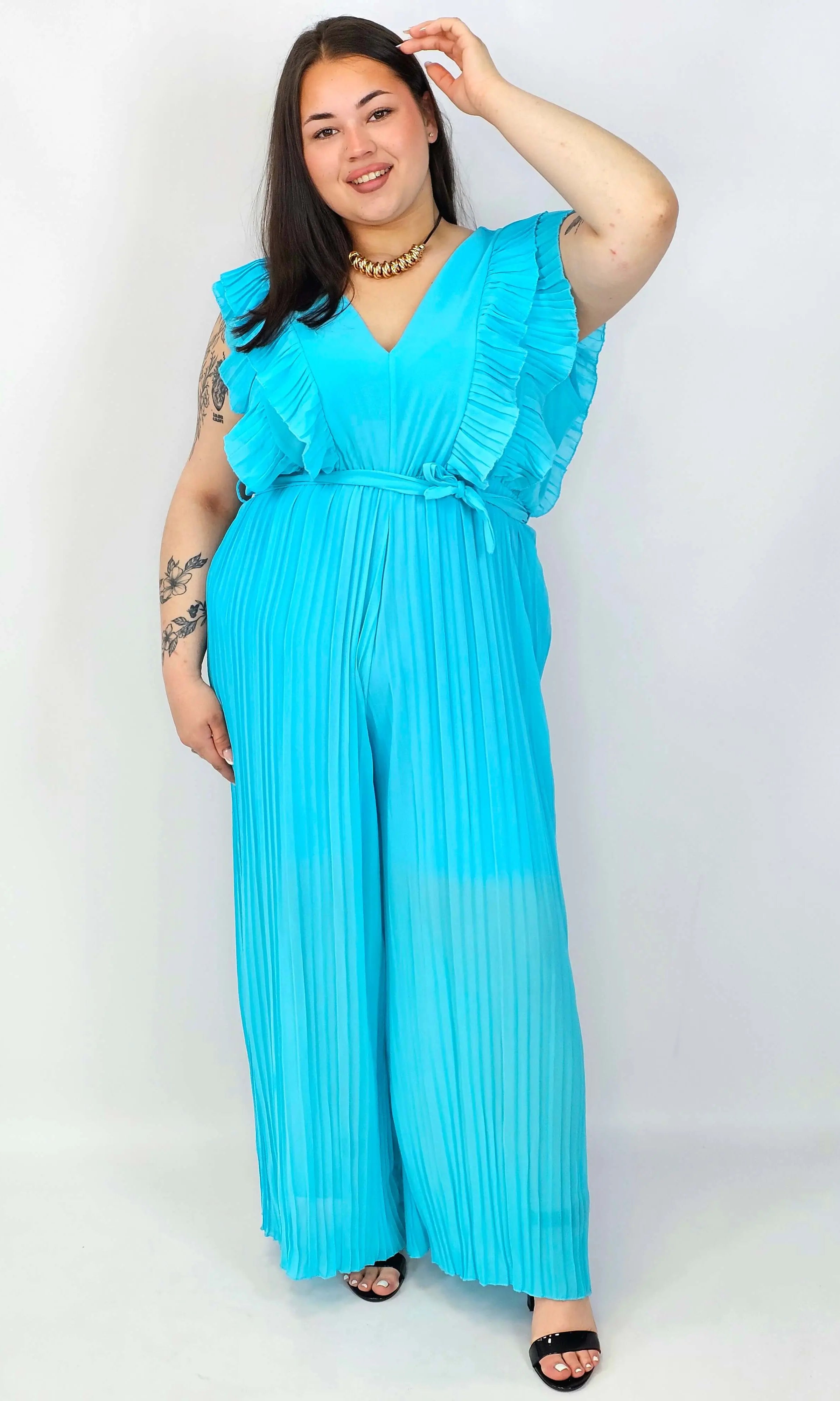 Kombinezon plus size VIP z plisowanymi nogawkami i efektownym dekoltem Stylowa XL