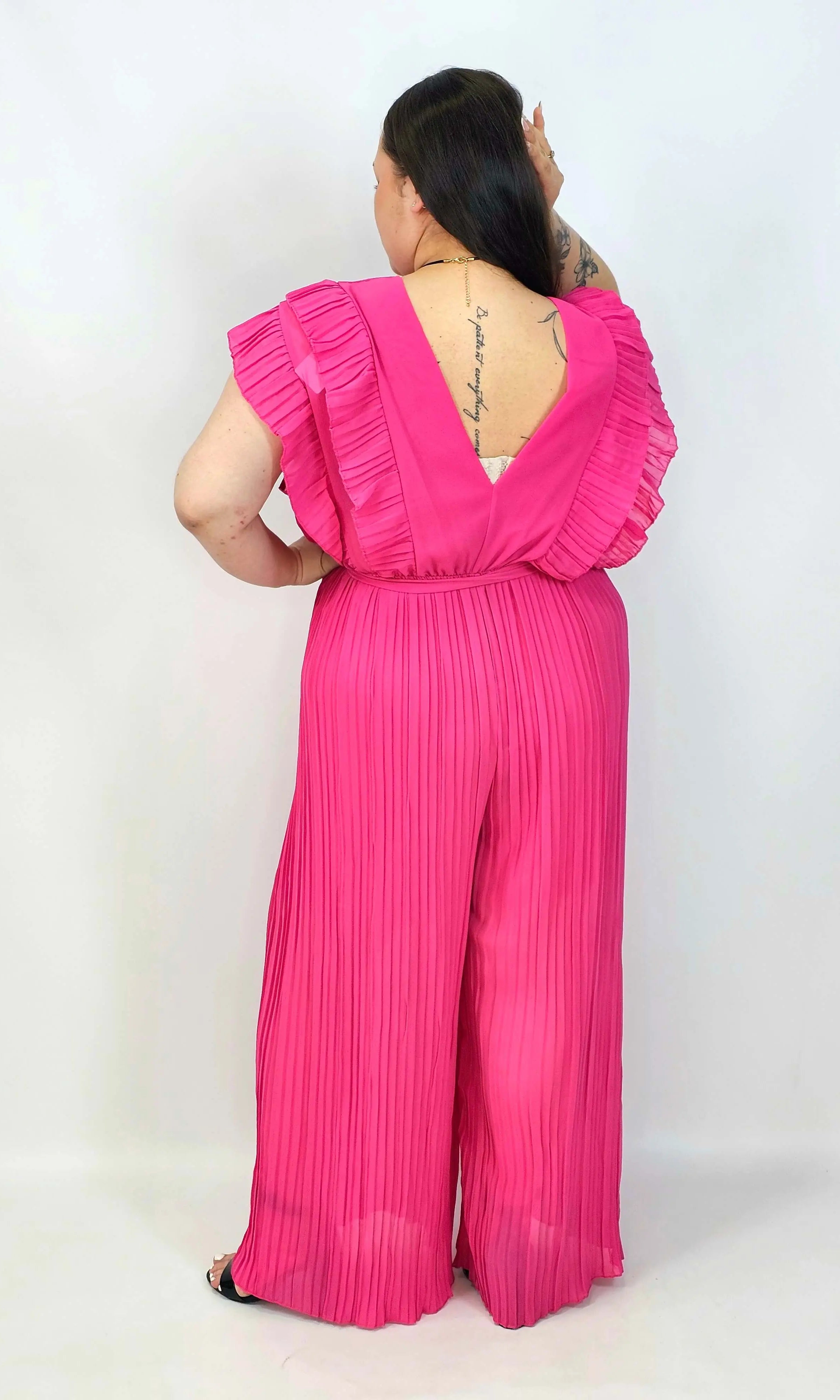 Kombinezon plus size VIP z plisowanymi nogawkami i efektownym dekoltem Stylowa XL
