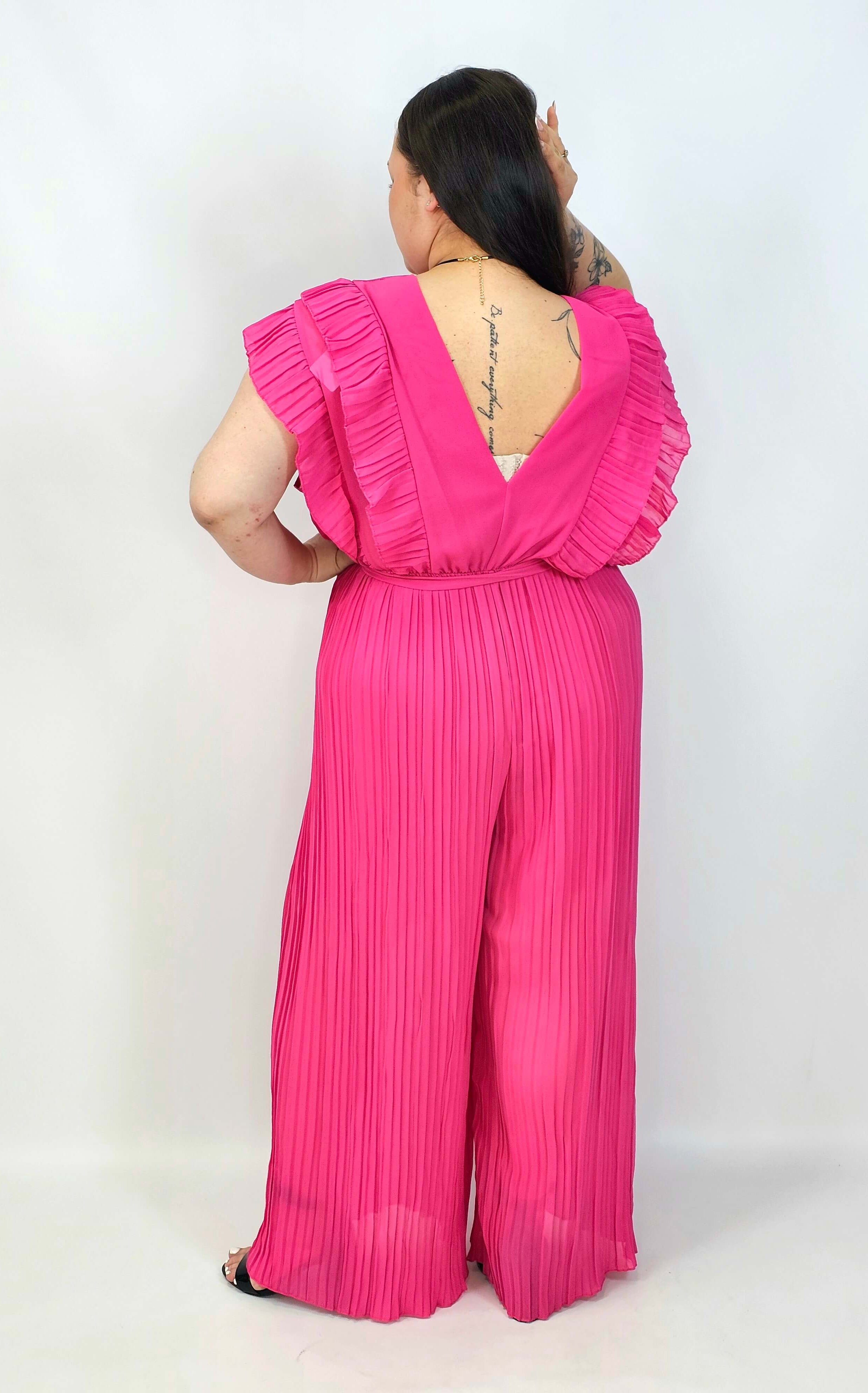 Kombinezon plus size VIP z plisowanymi nogawkami i efektownym dekoltem Stylowa XL